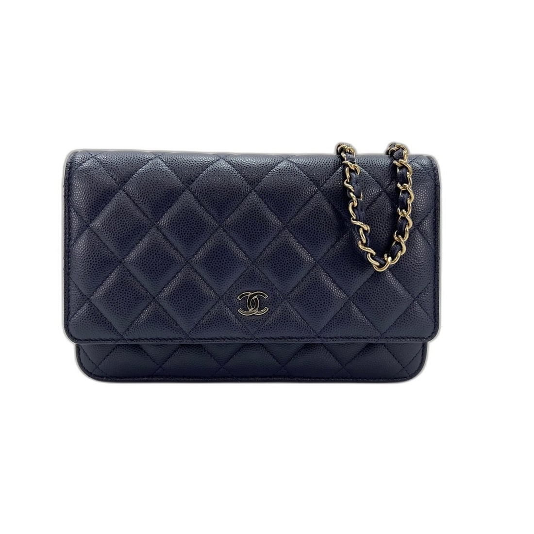 Chanel Matelassé Shoulder Bag, Navy: --- Catalog ---Category: SizeSize (HxWxD): 13cm x 19cm x 4cm / 5.11'' x 7.48'' x 1.57''Category: DesignType: Shoulder bagColor: NavyGender: WomenCategory: GeneralBrand: Chanel--- Item List