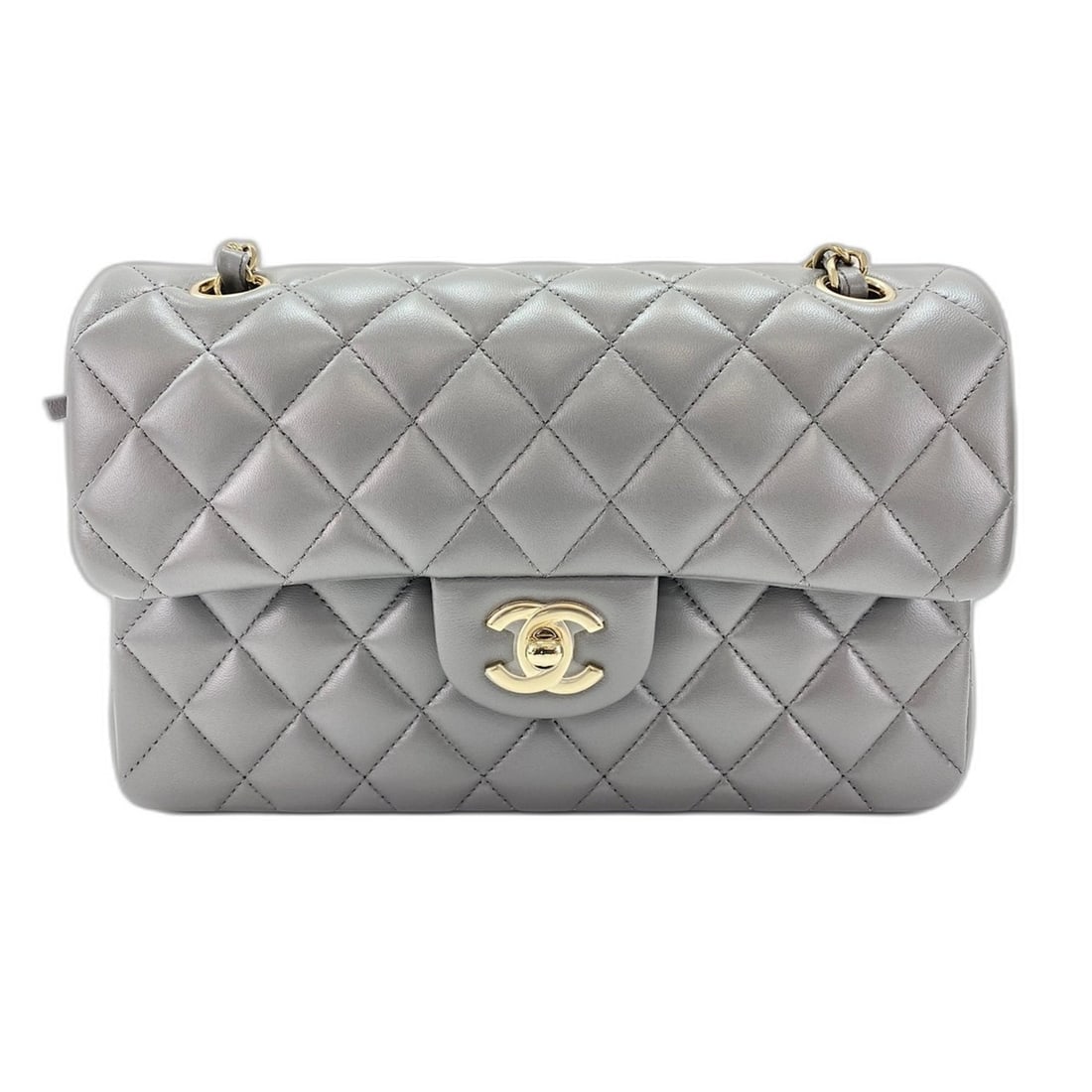 Chanel Matelassé Shoulder Bag, Gray: --- Catalog ---Category: SizeSize (HxWxD): 14cm x 23cm x 6cm / 5.51'' x 9.05'' x 2.36''Category: DesignType: Shoulder bagColor: GrayGender: WomenCategory: GeneralBrand: Chanel--- Item List ---Section: