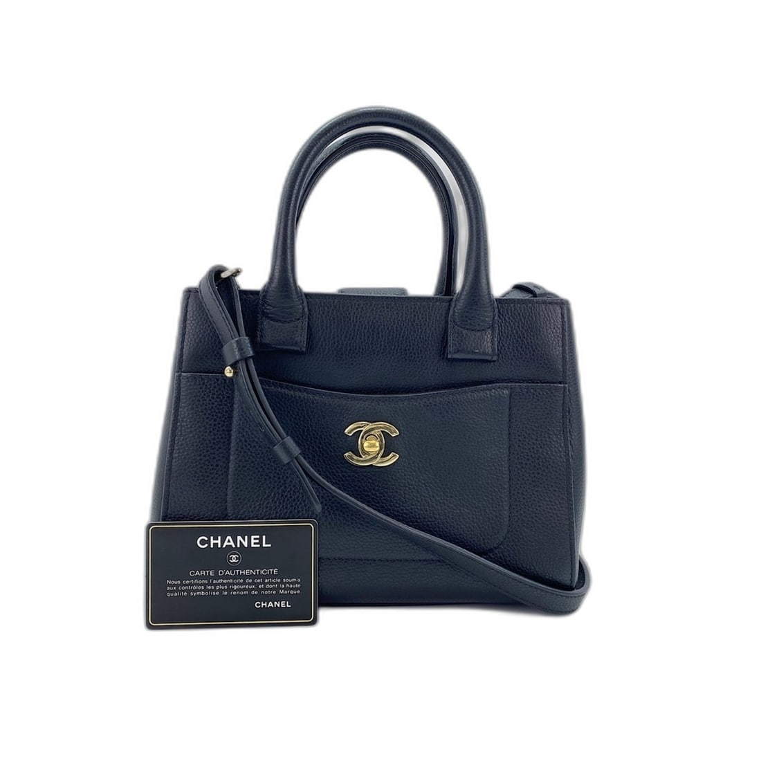 Chanel Neo Executive Handbag, Black: --- Catalog ---Category: SizeSize (HxWxD): 17cm x 22cm x 10cm / 6.69'' x 8.66'' x 3.93''Category: DesignType: HandbagColor: BlackGender: WomenCategory: GeneralBrand: Chanel--- Item List ---Section: