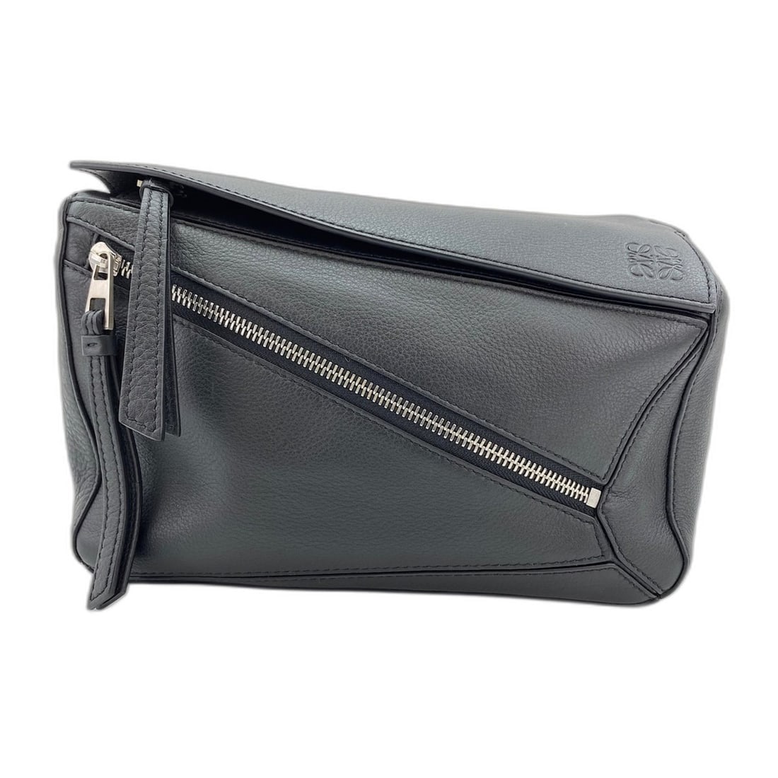 Loewe Puzzle Bum Bag Body Bag, Black: --- Catalog ---Category: SizeSize (HxWxD): 13.5cm x 25.5cm x 10cm / 5.31'' x 10.03'' x 3.93''Category: DesignType: Sling bagColor: BlackGender: Men,WomenCategory: GeneralBrand: Loewe--- Item List ---S