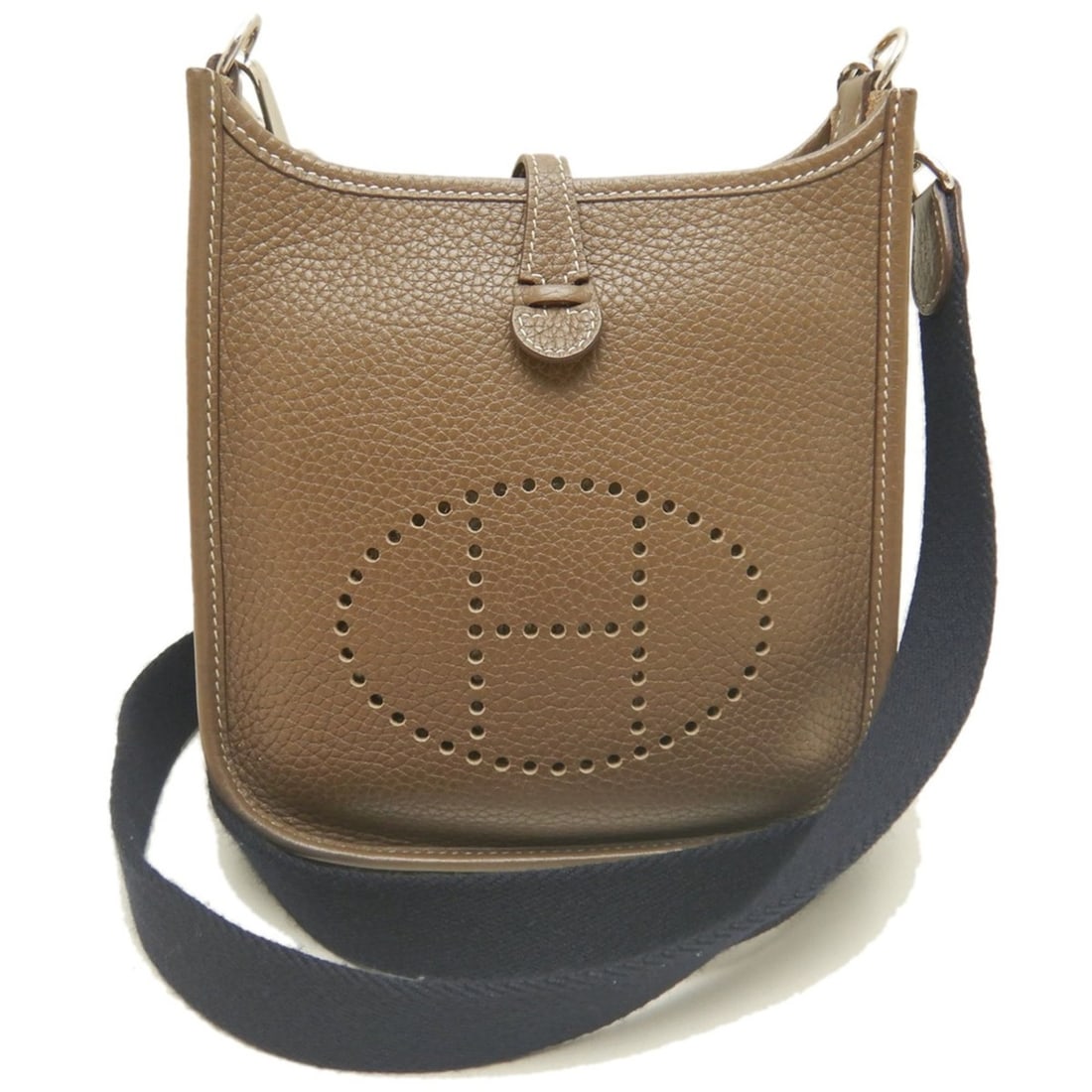 HERMES Evelyne TPM Shoulder Bag, Taurillon Clemence Leather, Etoupe, Women's, 254162: --- Catalog ---Category: SizeSize (HxWxD): 18cm x 16cm x 5cm / 7.08'' x 6.29'' x 1.96''Category: DesignType: Shoulder bagColor: Etoupe grayGender: WomenMaterial: Taurillon clemence leather Category: G