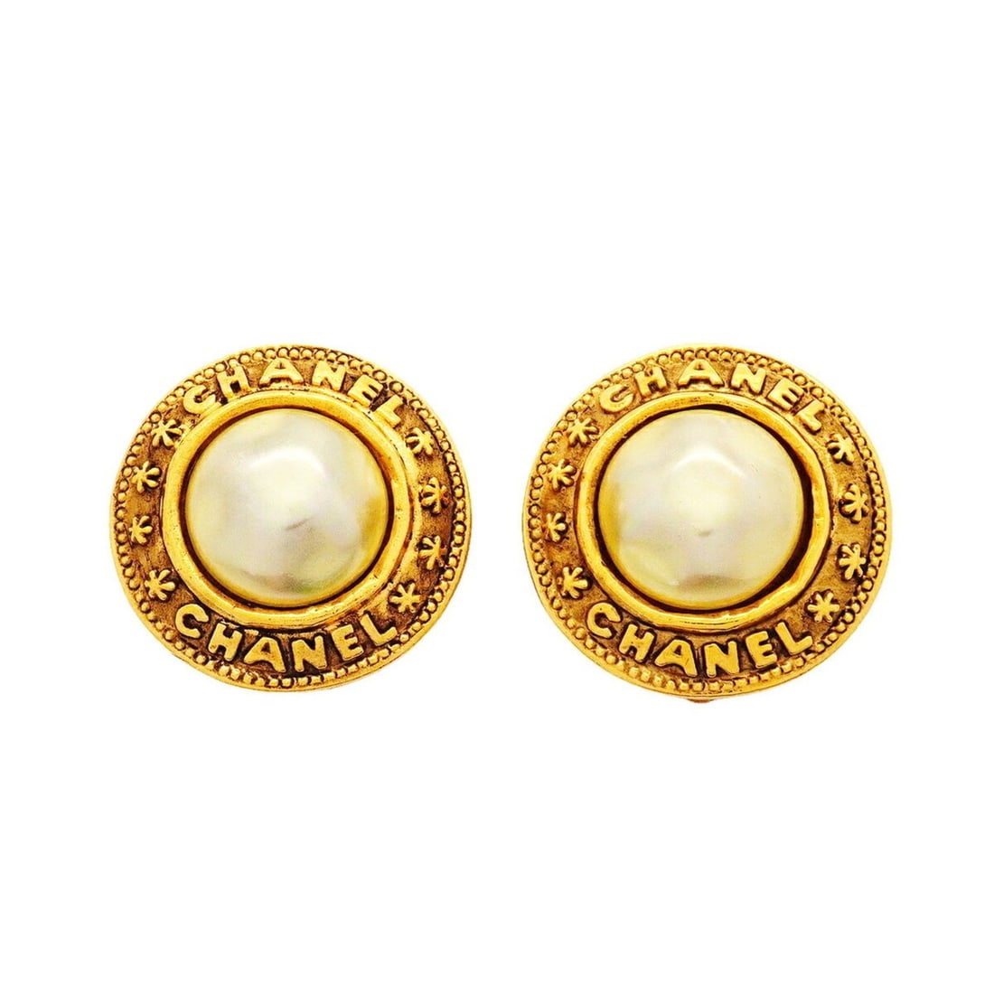 Chanel Earrings, Circle Design, GP Plated, Faux Pearl, Gold, Women's: --- Catalog ---Category: SizeSize (HxWxD): 24.80mm x 24.80mm / 0.98'' x 0.98''Category: DesignType: Clip earringsColor: GoldGender: WomenMaterial: Gold platingCategory: GeneralBrand: Chanel--- Item Li