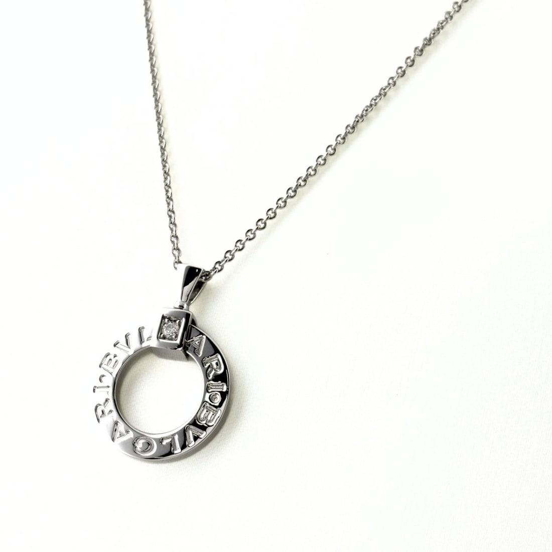 BVLGARI Bulgari Circle Pendant Diamond Necklace 750 Women's: --- Catalog ---Category: SizePendant Size: 29.5mm x 20.9mm / 1.16'' x 0.82''Neck Circumference: 47 cm / 18.5''Category: DesignStone: DiamondGender: WomenNecklace Type: NecklaceCategory: GeneralBrand: 
