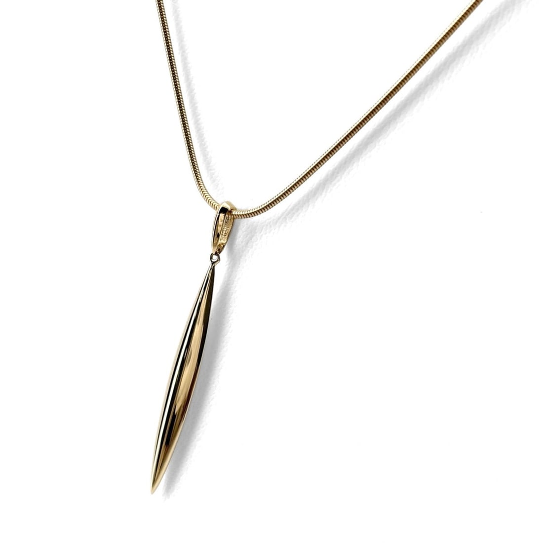 Tiffany & Co. Feather YG Yellow Gold Pendant Necklace 750 for Women: --- Catalog ---Category: SizePendant Size: 48.4mm x 4.9mm / 1.9'' x 0.19''Neck Circumference: 51 cm / 20.07''Category: DesignGender: WomenMaterial: Yellow gold (18K)Necklace Type: NecklaceCategory: Ge