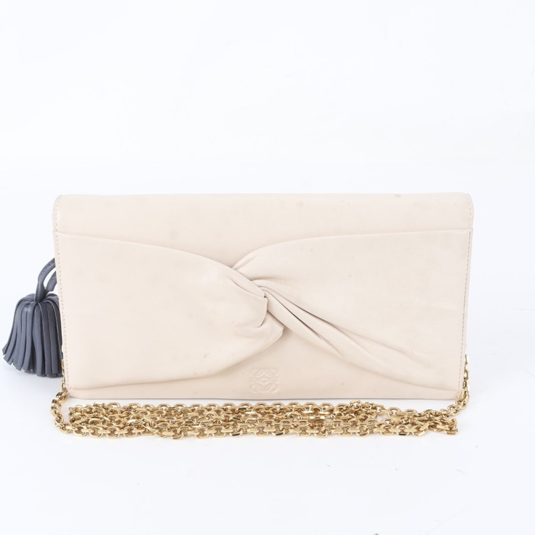 Loewe Anagram Leather Chain Shoulder Bag Crossbody for Women: --- Catalog ---Category: SizeSize (HxWxD): 12cm x 21cm x 2cm / 4.72'' x 8.26'' x 0.78''Category: DesignType: Crossbody bag, Shoulder bagColor: IvoryGender: WomenMaterial: Leather Category: GeneralBran
