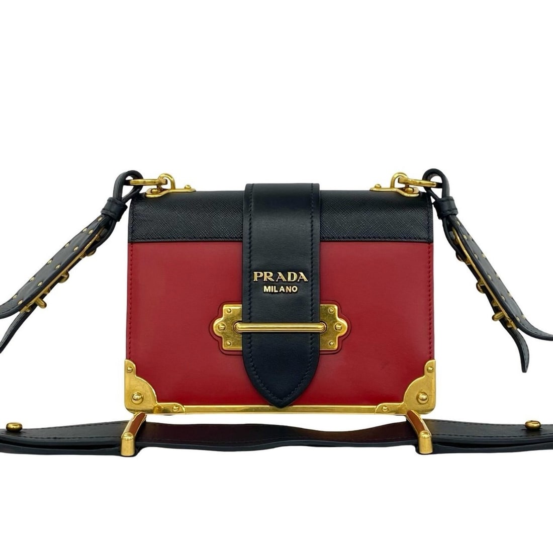 PRADA Cahier Logo Leather Shoulder Bag/Pouch/Sacoche - Red/Black (63039): --- Catalog ---Category: SizeSize (HxWxD): 15cm x 20cm x 5.5cm / 5.9'' x 7.87'' x 2.16''Category: DesignType: Pochette, Shoulder bagColor: Black, Red colorGender: WomenMaterial: Leather Category: Gene