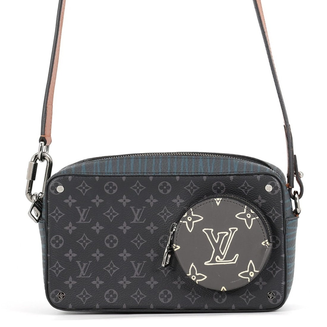 Louis Vuitton Monogram Eclipse Volga Onstrap Shoulder Bag M69688 LOUIS VUITTON Black Handbag Men's: --- Catalog ---Category: SizeWeight: 410g / 14.46oz.Size (HxWxD): 13cm x 22.5cm x 5.5cm / 5.11'' x 8.85'' x 2.16''Strap Length: 104.5cm - 118.5cm / 41.14'' - 46.65''Category: DesignType: Handbag, Shou