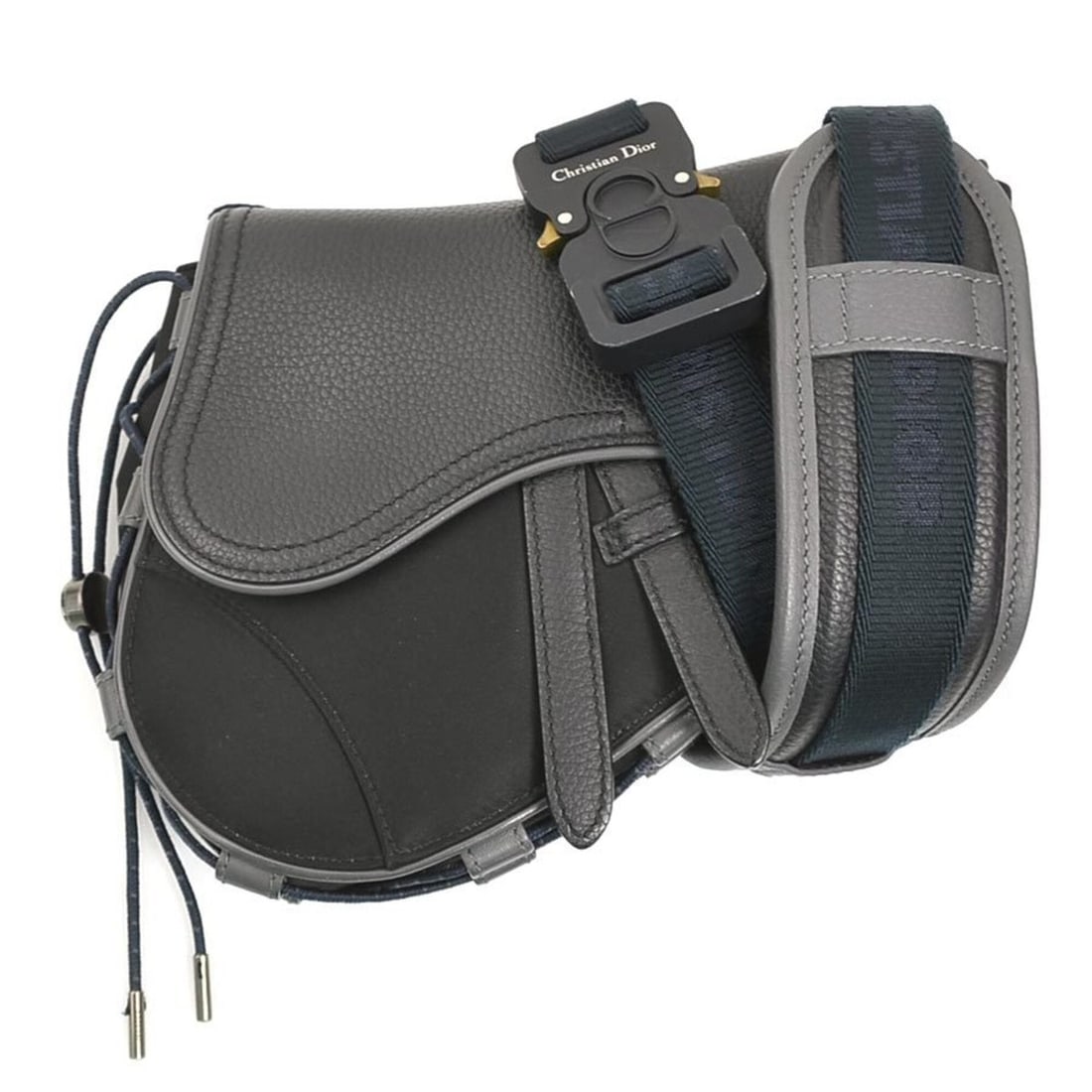 Christian Dior shoulder bag, sacai collaboration, saddle leather and nylon, black navy, men's,: --- Catalog ---Category: SizeSize (HxWxD): 16cm x 21cm x 3.5cm / 6.29'' x 8.26'' x 1.37''Category: DesignType: Saddle bag, Shoulder bagColor: Black, NavyGender: MenMaterial: Leather , Nylon Category: 
