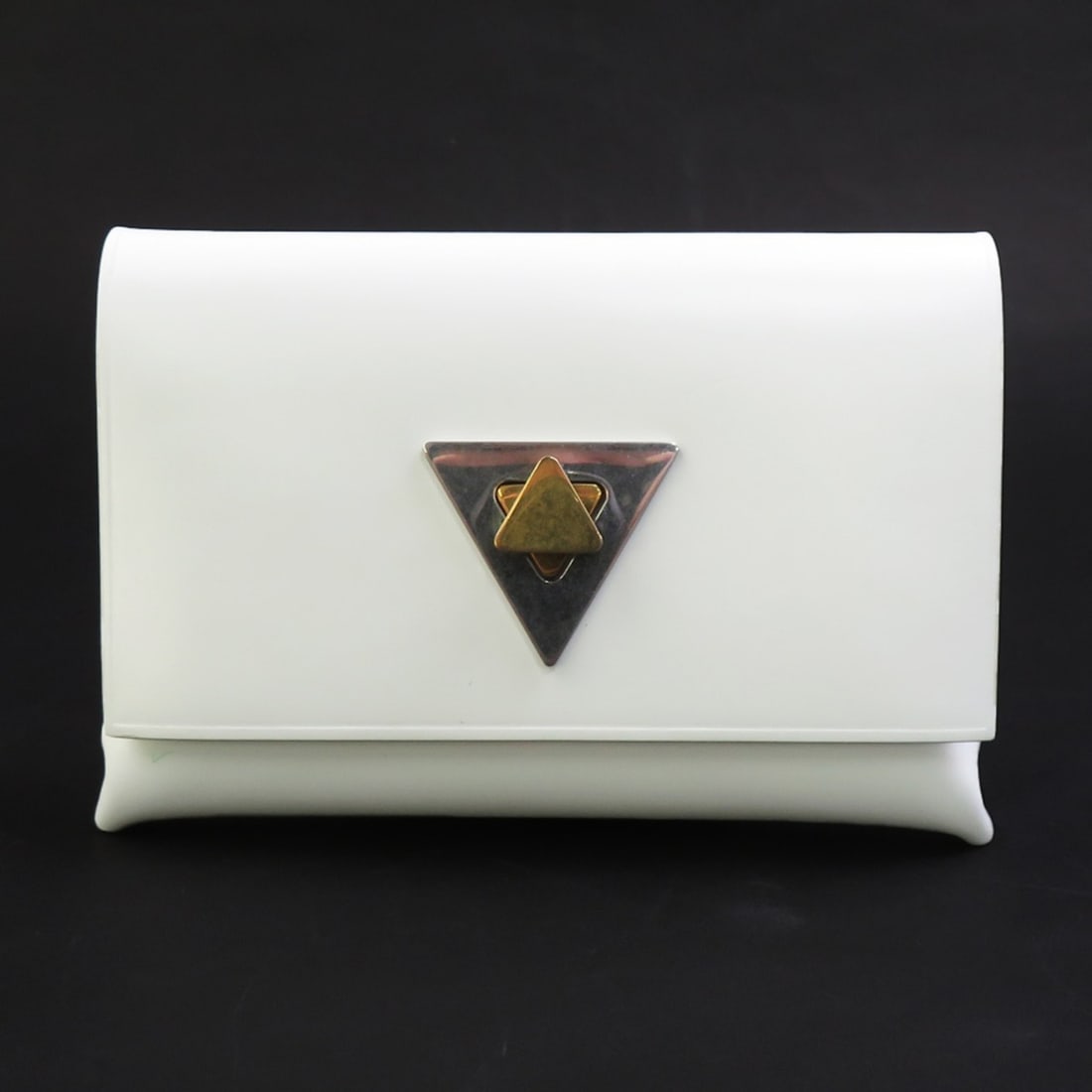 Bottega Veneta business card holder/card case, leather, white, for men and women, 56780i: --- Catalog ---Category: DesignType: Card caseColor: WhiteGender: Men,WomenMaterial: Leather Category: GeneralBrand: Bottega VenetaCountry of Origin: ItalyCategory: Physical PropertiesSize (HxWxD): 8.