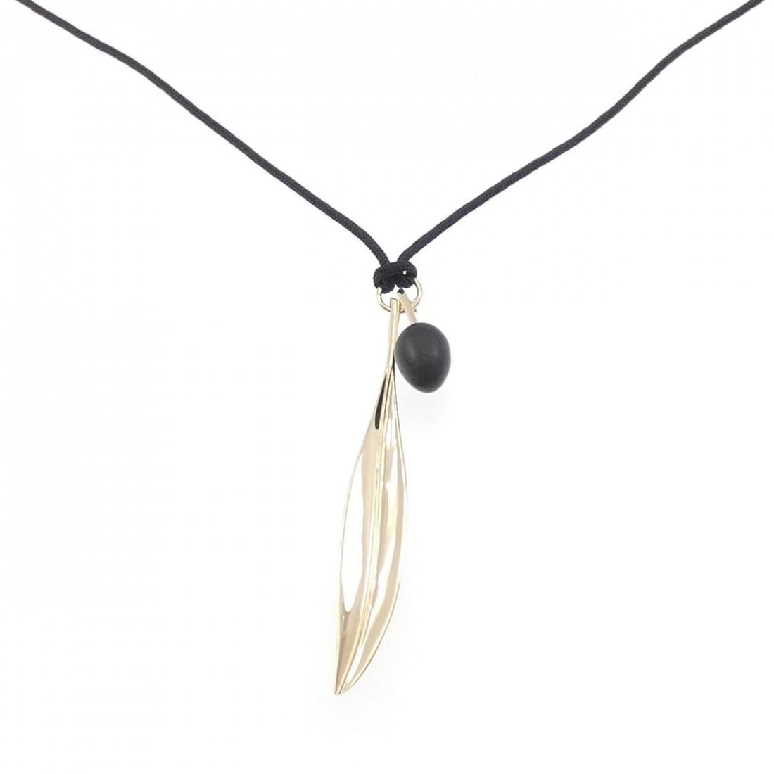 Hermes 750PG Necklace: --- Catalog ---Category: SizePendant Size: 74.5mm x 14.5mm / 2.93'' x 0.57''Neck Circumference: 66 cm / 25.98''Category: DesignStone: ObsidianGender: Women,MenMaterial: Pink gold (18K)Pendant Type: