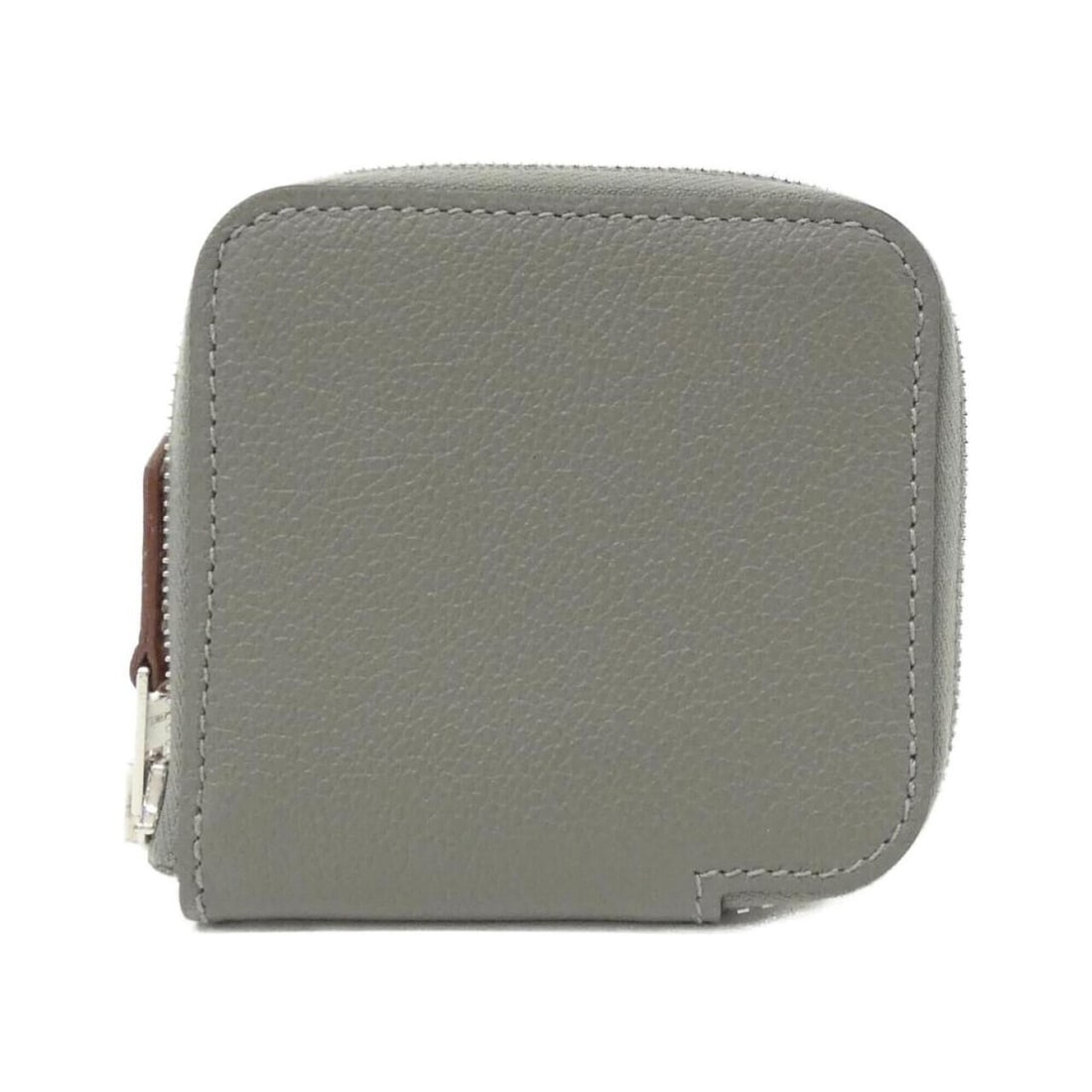 Hermes COLLIER DE CHIEN Silk in Porte Monnaie 085242CK Wallet/Coin Case: --- Catalog ---Category: SizeSize (HxWxD): 8cm x 8cm x 1cm / 3.14'' x 3.14'' x 0.39''Category: DesignType: Coin purse/coin caseColor: GrayGender: Men,WomenMaterial: Silk Category: GeneralMPN: