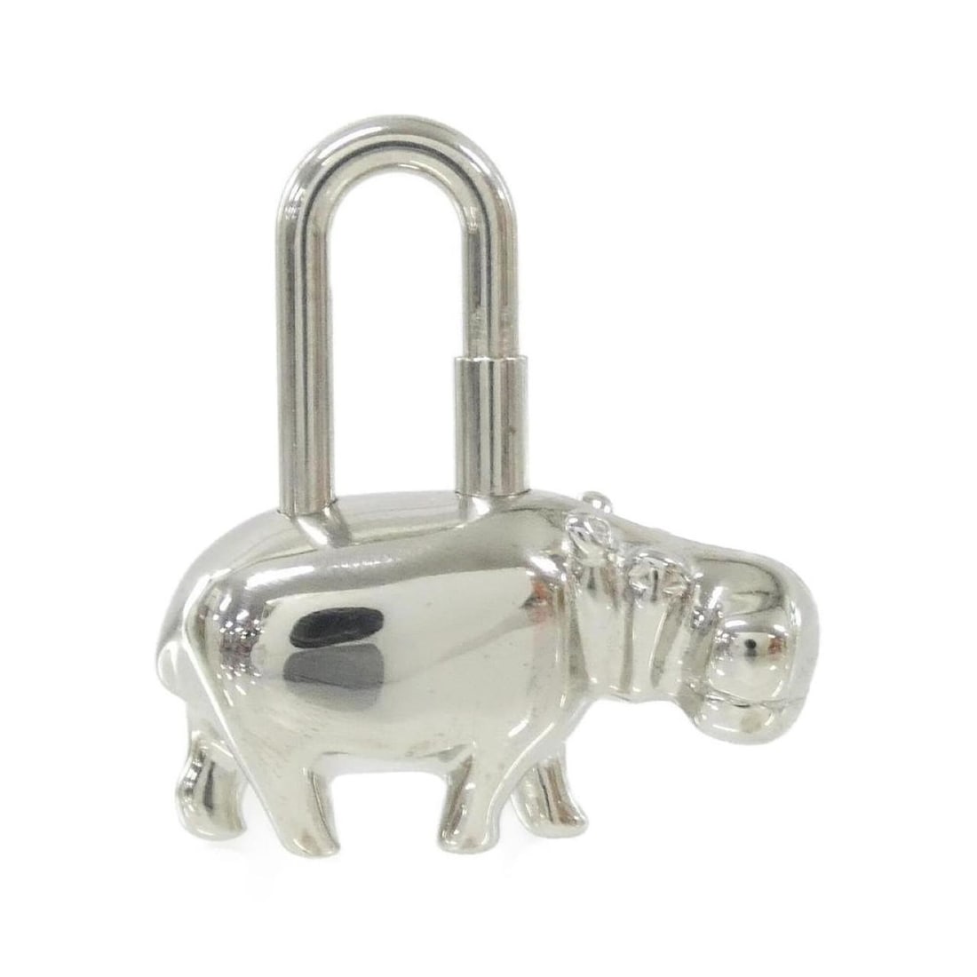 Hermes HIPPO Cadena 044488CK Keychain: --- Catalog ---Category: SizeSize (HxWxD): 4cm x 3cm / 1.57'' x 1.18''Category: DesignType: KeyringColor: SilverGender: Men,WomenCategory: GeneralMPN: 044488CKBrand: Hermes--- Item List ---Section: