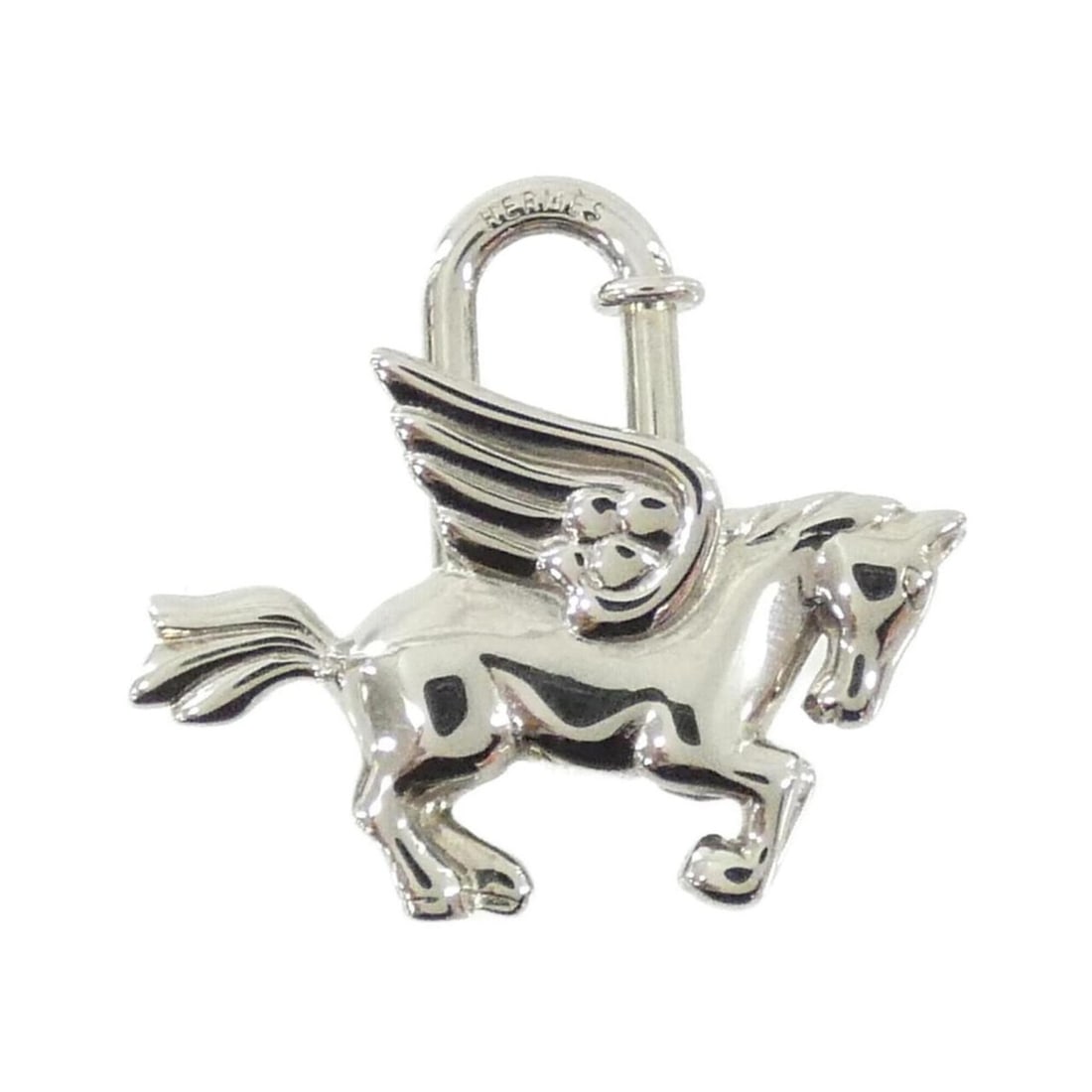 Hermes PEGASUS Cadena 019989CK Keychain: --- Catalog ---Category: SizeSize (HxWxD): 3cm x 3.5cm / 1.18'' x 1.37''Category: DesignType: KeyringColor: SilverGender: Men,WomenCategory: GeneralMPN: 019989CKBrand: Hermes--- Item List ---Section: