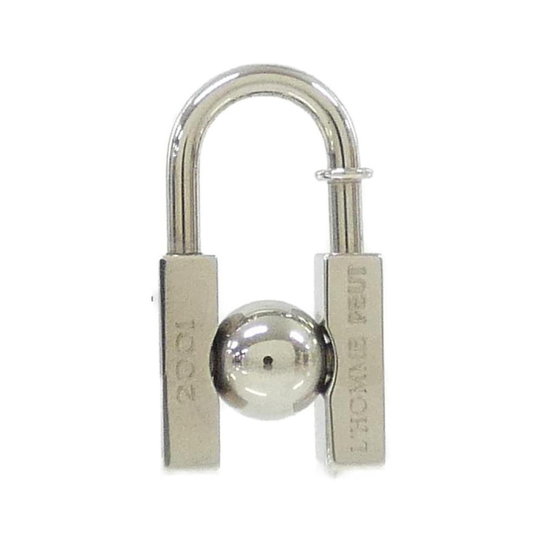 Hermes TERRE padlock keychain: --- Catalog ---Category: SizeSize (HxWxD): 3.9cm x 2.2cm / 1.53'' x 0.86''Category: DesignType: KeyringColor: SilverGender: Women,MenCategory: GeneralBrand: Hermes--- Item List ---Section: