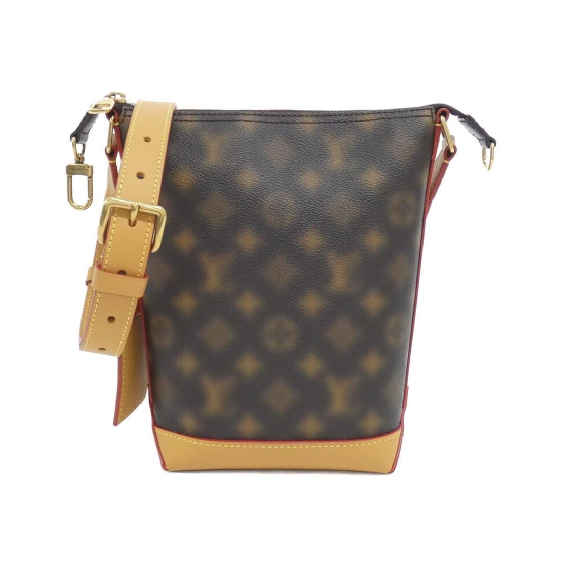 Louis Vuitton This Is Not Monogram Hobo Cruiser PM M46241 Shoulder Bag: --- Catalog ---Category: SizeWeight: 480g / 1.05lb.Size (HxWxD): 24cm x 17cm x 8cm / 9.44'' x 6.69'' x 3.14''Strap Length: 102.5cm - 126cm / 40.35'' - 49.6''Category: DesignType: Shoulder bagColor: Ma