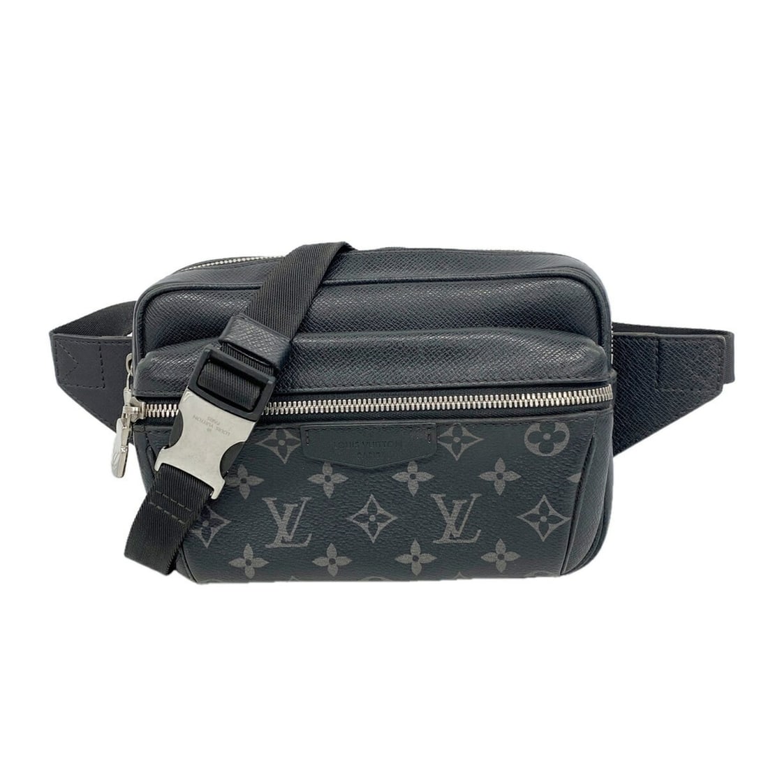 Louis Vuitton Bag/Body Bag Taigarama Bumbag Outdoor M30245 Black Men's: --- Catalog ---Category: SizeSize (HxWxD): 15.5cm x 21.5cm x 5.5cm / 6.1'' x 8.46'' x 2.16''Category: DesignType: Sling bagColor: BlackGender: MenCategory: GeneralMPN: M30245Brand: Louis Vuitton--- It