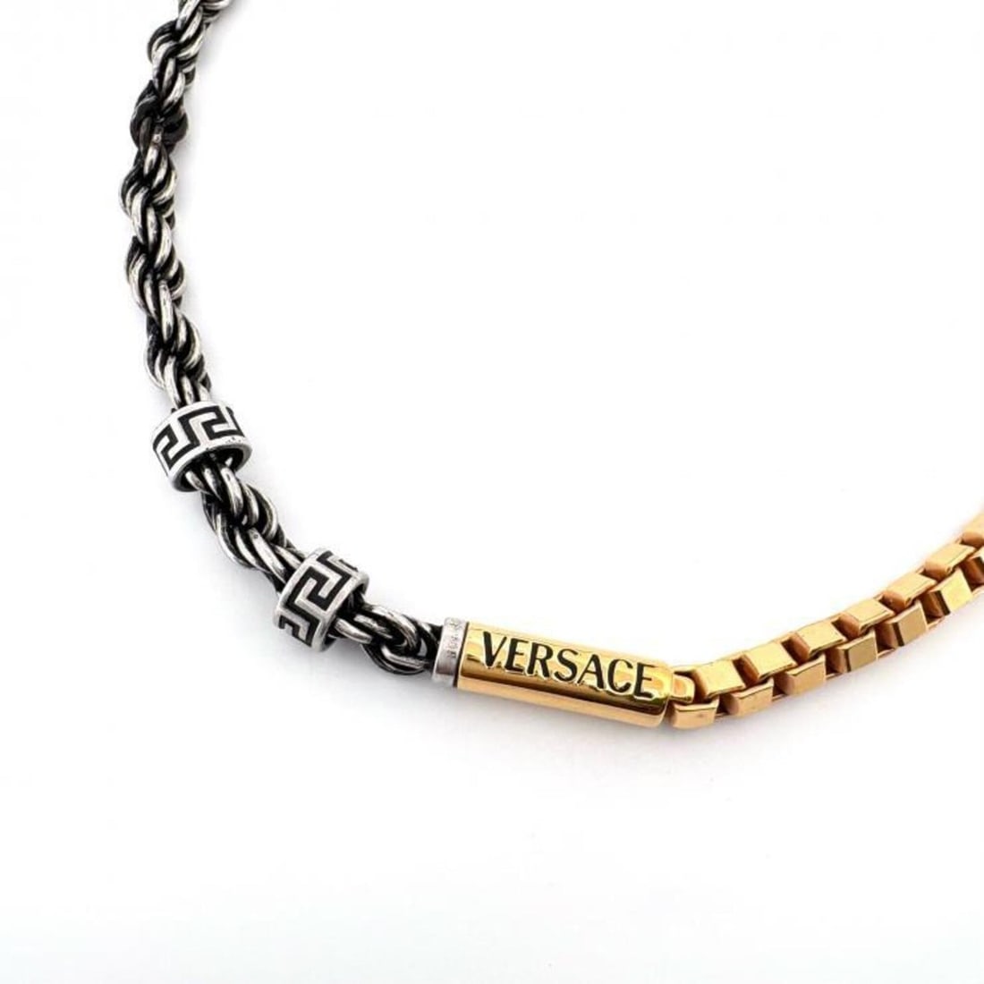 Versace necklace, La Vacanza Greca motif logo metal.: --- Catalog ---Category: SizeNeck Circumference: 57.5 cm / 22.63''Category: DesignColor: Gold, SilverGender: Men,WomenMaterial: MetalNecklace Type: NecklaceCategory: GeneralBrand: Versace--- Item List