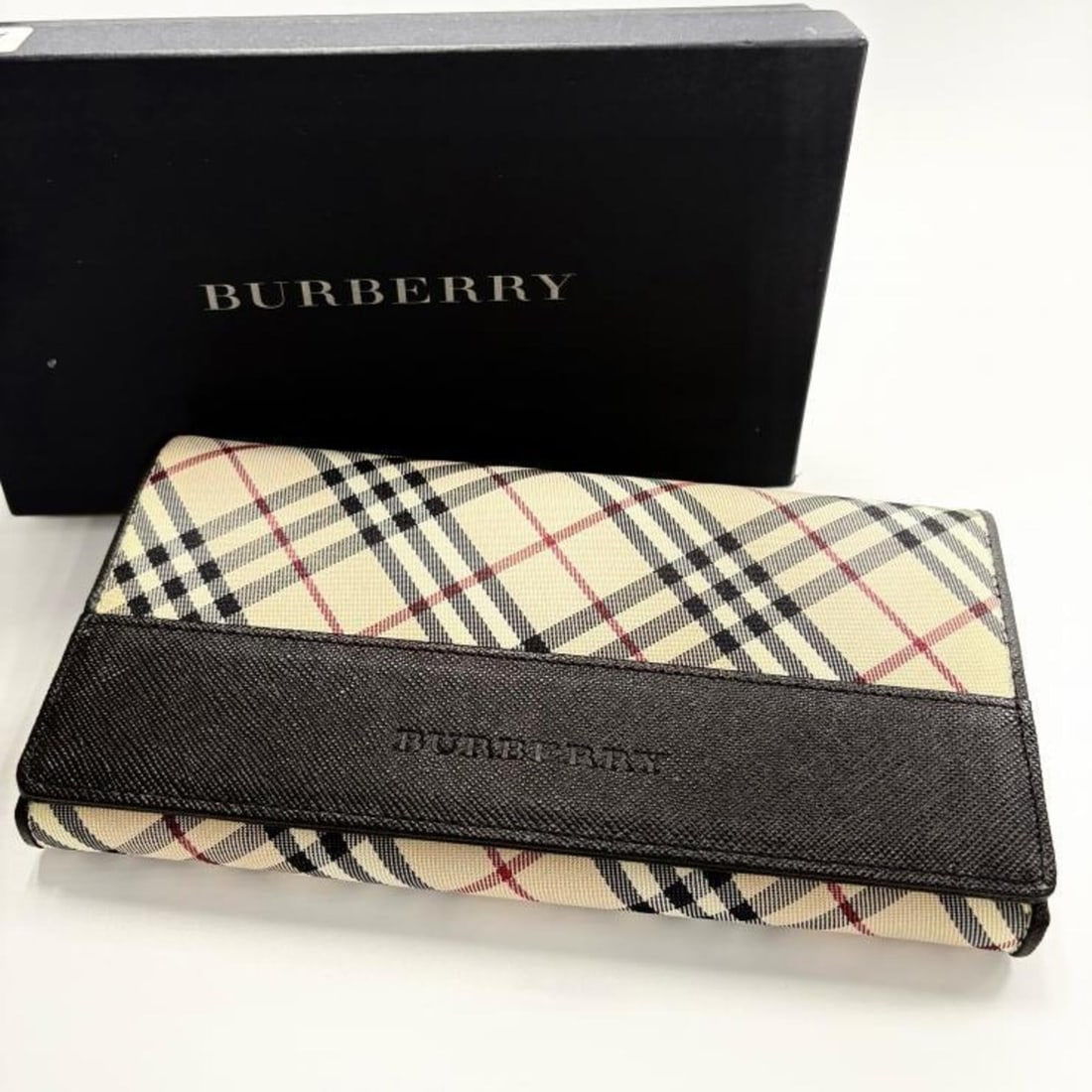 Burberry logo Nova Check flap long wallet, canvas and leather, beige black.: --- Catalog ---Category: SizeSize (HxWxD): 10cm x 19cm x 3cm / 3.93'' x 7.48'' x 1.18''Category: DesignType: Long wallet (bi-fold)Color: Beige, BlackGender: WomenMaterial: Canvas , Leather Category: G