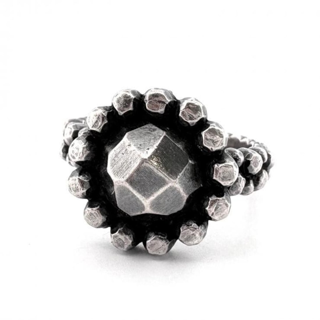 Bottega Veneta ring, SV925, flower motif, size #15, silver.: --- Catalog ---Category: SizeJP Size: 14US Size: 7Category: DesignType: Band ringColor: SilverGender: WomenMaterial: Silver 925Category: GeneralBrand: Bottega Veneta--- Item List ---Section: Condition