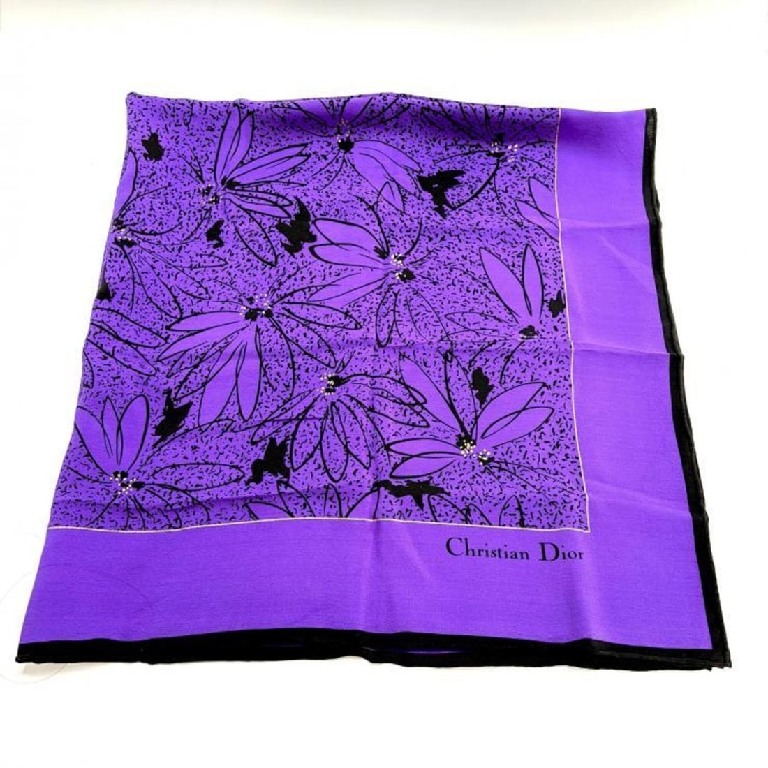 Christian Dior scarf/muffler, vintage, floral print, purple and black, no tag.: --- Catalog ---Category: SizeSize (LxW): 83cm x 82cm / 32.67'' x 32.28''Category: DesignType: ScarfColor: Black, PurpleGender: WomenCategory: GeneralBrand: Christian Dior--- Item List ---Section: Cond