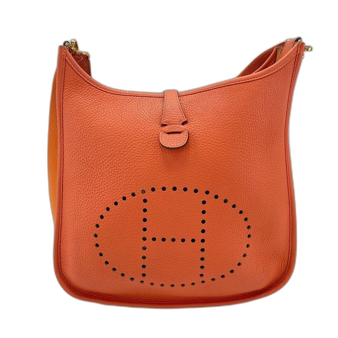 HERMES Evelyne 3PM Shoulder Bag, Orange: --- Catalog ---Category: SizeSize (HxWxD): 30cm x 29cm x 10cm / 11.81'' x 11.41'' x 3.93''Strap Length: 93cm - 137cm / 36.61'' - 53.93''Category: DesignType: Shoulder bagColor: OrangeGender: WomenCate