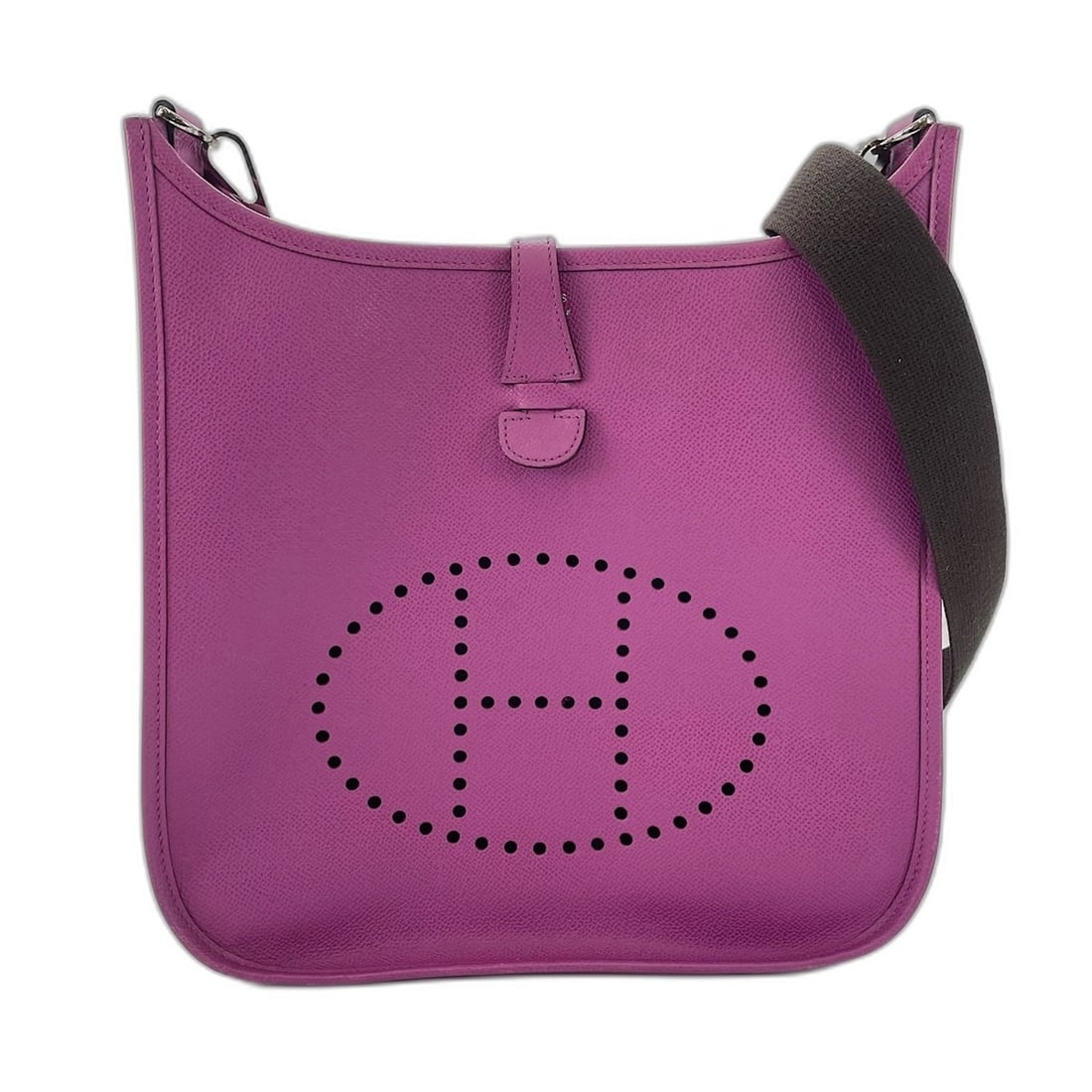 HERMES Evelyne 2PM Shoulder Bag, Purple: --- Catalog ---Category: SizeSize (HxWxD): 26cm x 28cm x 7cm / 10.23'' x 11.02'' x 2.75''Strap Length: 96cm / 37.79''Category: DesignType: Shoulder bagColor: PurpleGender: WomenCategory: GeneralLine: 