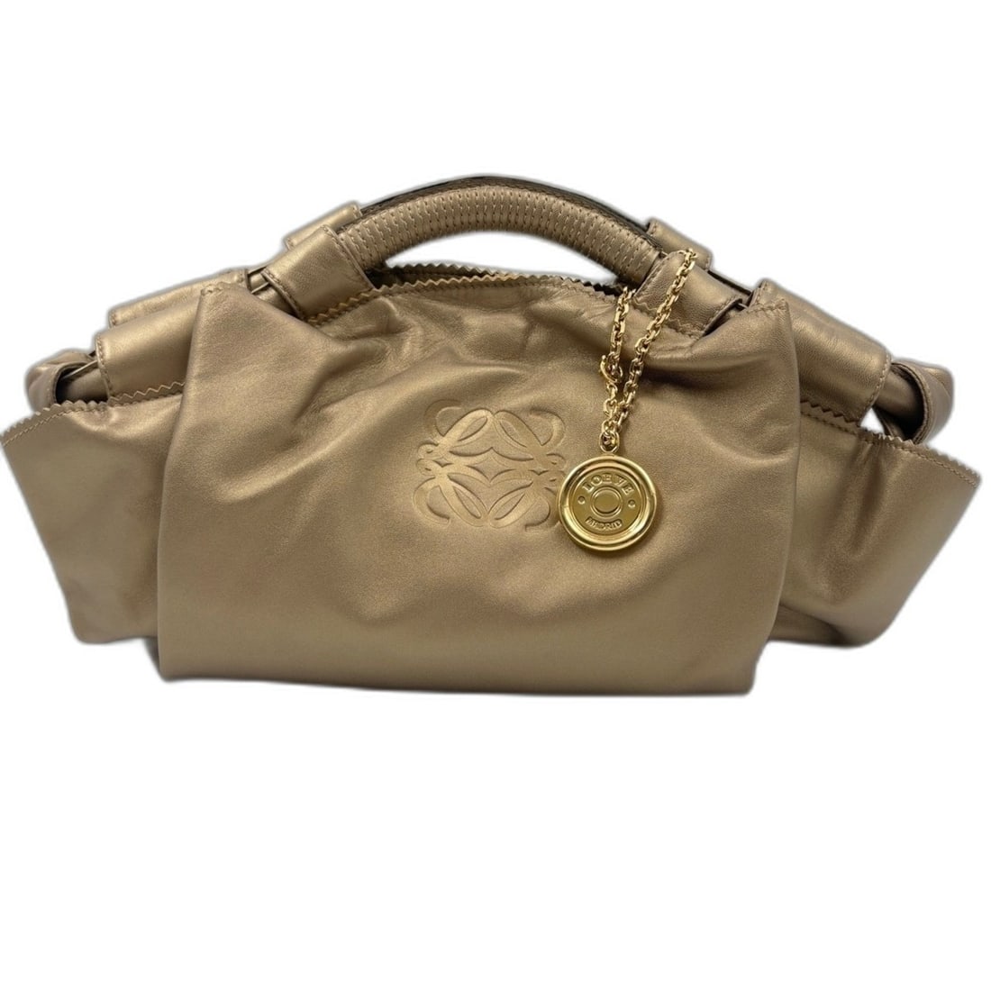 LOEWE Nappa Aire Handbag Gold: --- Catalog ---Category: SizeSize (HxWxD): 27cm x 35cm x 7cm / 10.62'' x 13.77'' x 2.75''Category: DesignType: HandbagColor: GoldGender: WomenCategory: GeneralBrand: Loewe--- Item List ---Section: Con