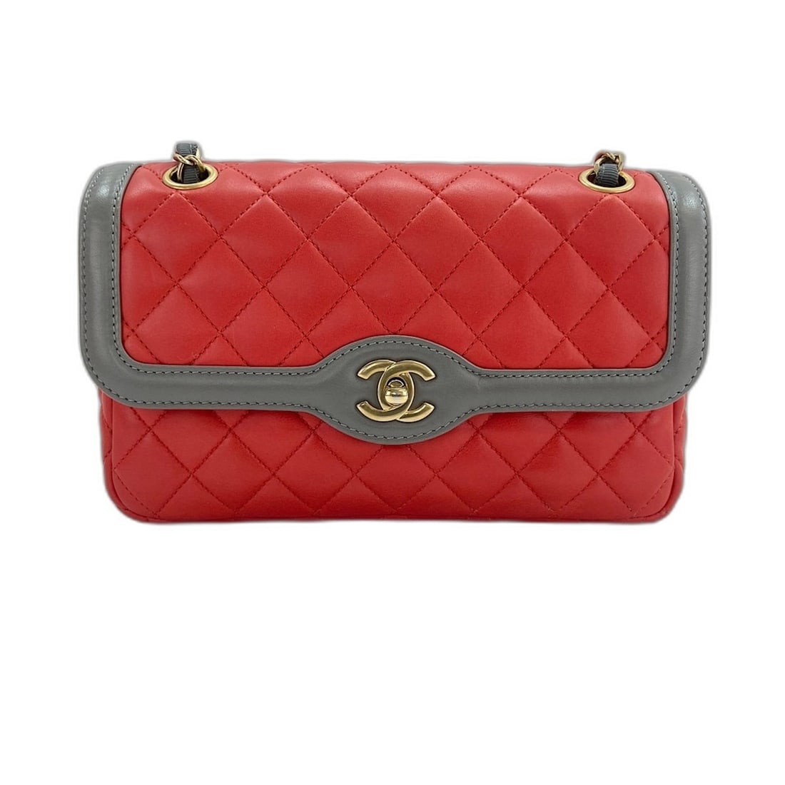 CHANEL Matelassé Shoulder Bag, Red: --- Catalog ---Category: SizeSize (HxWxD): 15cm x 23cm x 6cm / 5.9'' x 9.05'' x 2.36''Category: DesignType: Shoulder bagColor: Red colorGender: WomenCategory: GeneralBrand: Chanel--- Item List ---Sect