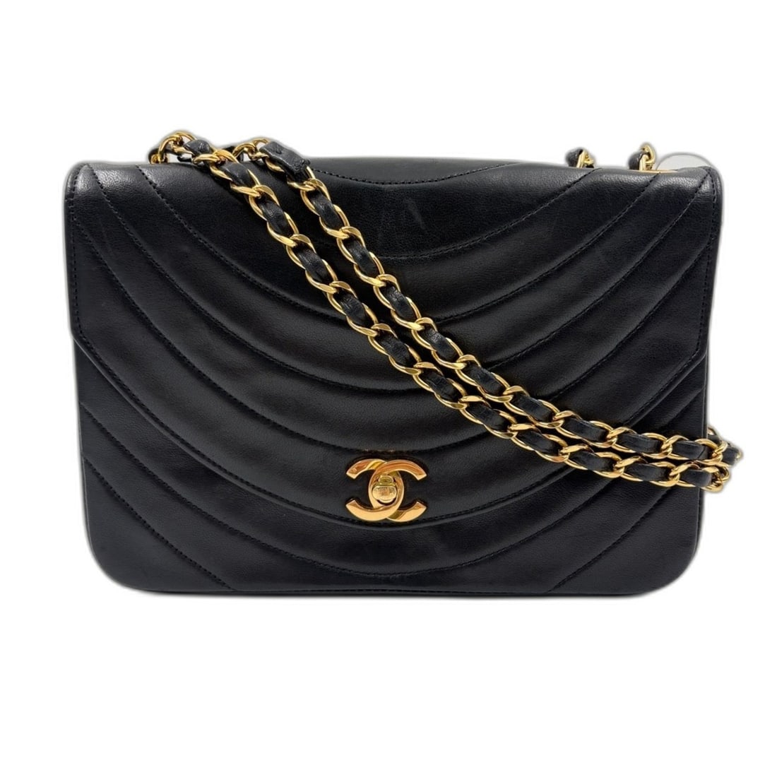 CHANEL handbag, black: --- Catalog ---Category: SizeSize (HxWxD): 16cm x 22cm x 6.5cm / 6.29'' x 8.66'' x 2.55''Category: DesignType: HandbagColor: BlackGender: WomenCategory: GeneralBrand: Chanel--- Item List ---Section: C