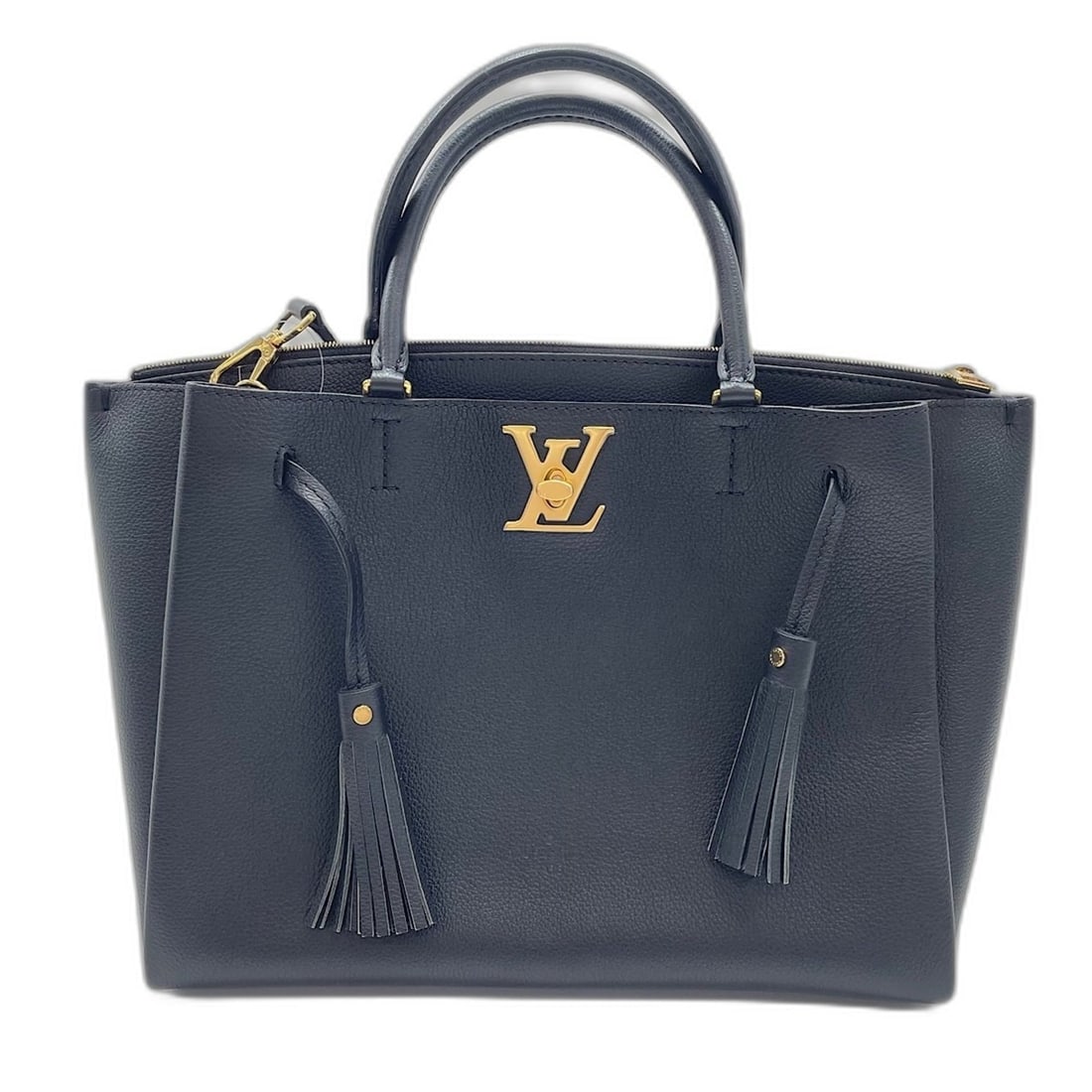 LOUIS VUITTON Lockmere Handbag, Black: --- Catalog ---Category: SizeSize (HxWxD): 24cm x 38cm x 15cm / 9.44'' x 14.96'' x 5.9''Category: DesignType: HandbagColor: BlackGender: WomenCategory: GeneralBrand: Louis Vuitton--- Item List ---Sect