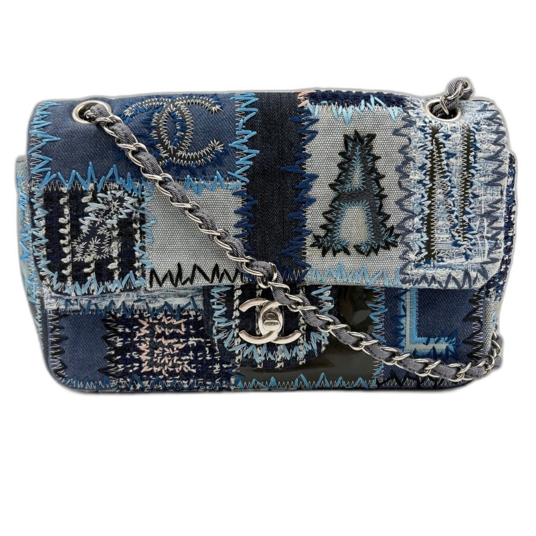 CHANEL Matelassé Shoulder Bag, Blue: --- Catalog ---Category: SizeHandle Drop: 54.00cm / 21.26''Size (HxWxD): 17cm x 26cm x 7cm / 6.69'' x 10.23'' x 2.75''Strap Length: 80cm - 88cm / 31.49'' - 34.64''Category: DesignType: Shoulder