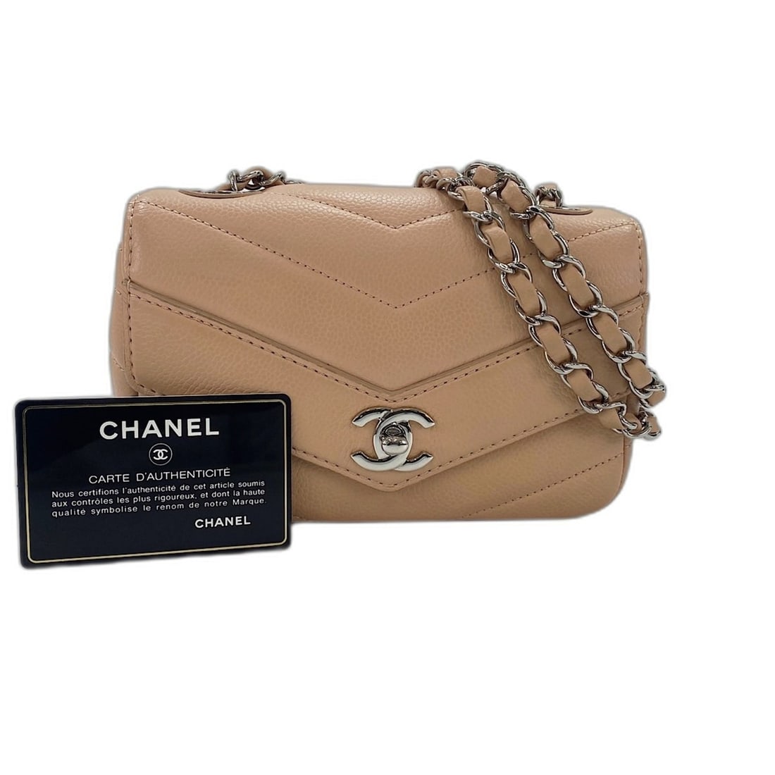 CHANEL Chevron Shoulder Bag, Beige: --- Catalog ---Category: SizeSize (HxWxD): 11cm x 18cm x 7cm / 4.33'' x 7.08'' x 2.75''Strap Length: 120cm / 47.24''Category: DesignType: Shoulder bagColor: BeigeGender: WomenCategory: GeneralBrand: