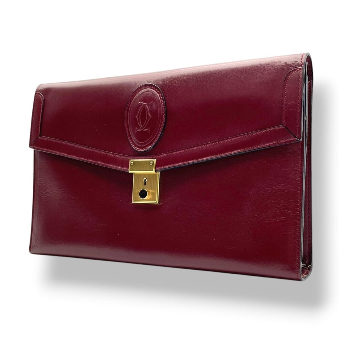 Cartier Must de leather clutch bag with flap closure, locking clasp, 2C motif embossed, in: --- Catalog ---Category: SizeSize (HxWxD): 18cm x 27cm x 3cm / 7.08'' x 10.62'' x 1.18''Category: DesignType: Clutch bagColor: BordeauxGender: Men,WomenMaterial: Leather Category: GeneralBrand: Cartie