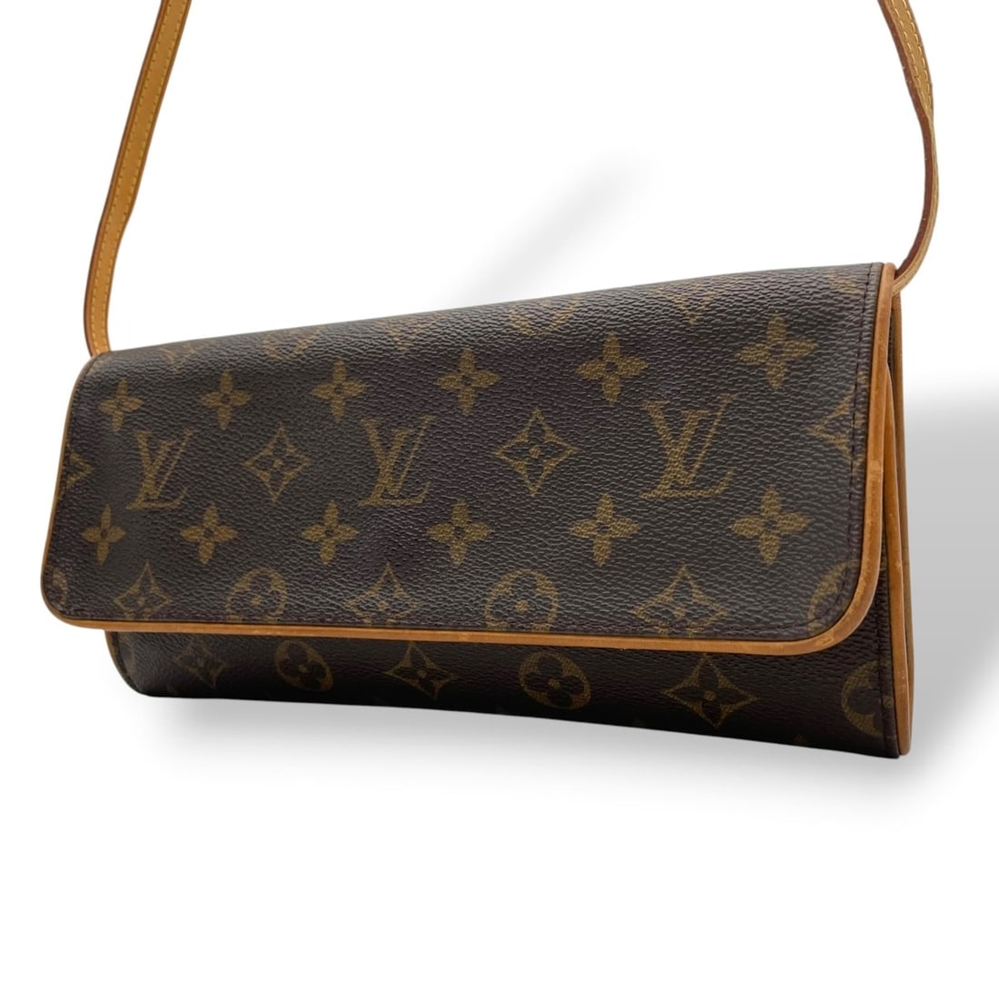 LOUIS VUITTON Pochette Twin GM Monogram Shoulder Bag Clutch Pouch Crossbody Leather Brown Gold: --- Catalog ---Category: SizeSize (HxWxD): 11cm x 25cm x 3cm / 4.33'' x 9.84'' x 1.18''Category: DesignType: Clutch bag, Pochette, Pouch, Shoulder bagColor: BrownGender: WomenMaterial: PVC , Leather