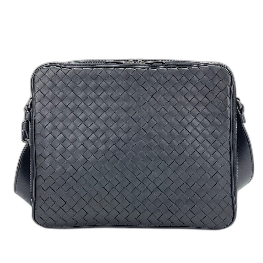 BOTTEGA VENETA Intrecciato Briefcase Shoulder Bag Black: --- Catalog ---Category: SizeSize (HxWxD): 23cm x 27cm x 6cm / 9.05'' x 10.62'' x 2.36''Strap Length: 102cm - 122cm / 40.15'' - 48.03''Category: DesignType: Briefcase, Shoulder bagColor: BlackGender: 