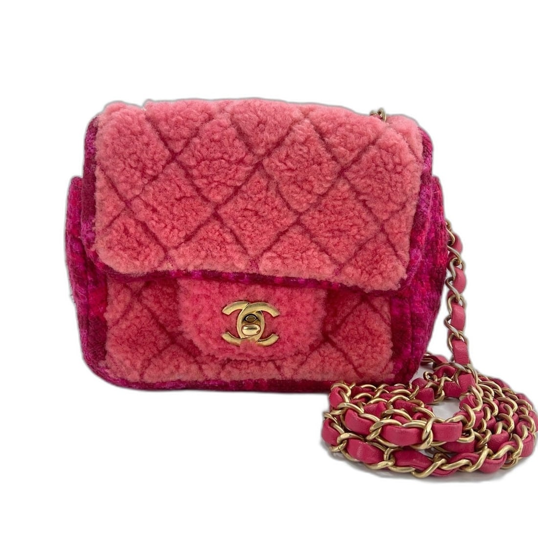 CHANEL Mini Matelassé Shoulder Bag Pink: --- Catalog ---Category: SizeSize (HxWxD): 14cm x 17cm x 7cm / 5.51'' x 6.69'' x 2.75''Strap Length: 122cm - 126cm / 48.03'' - 49.6''Category: DesignType: Shoulder bagColor: PinkGender: WomenCategory: