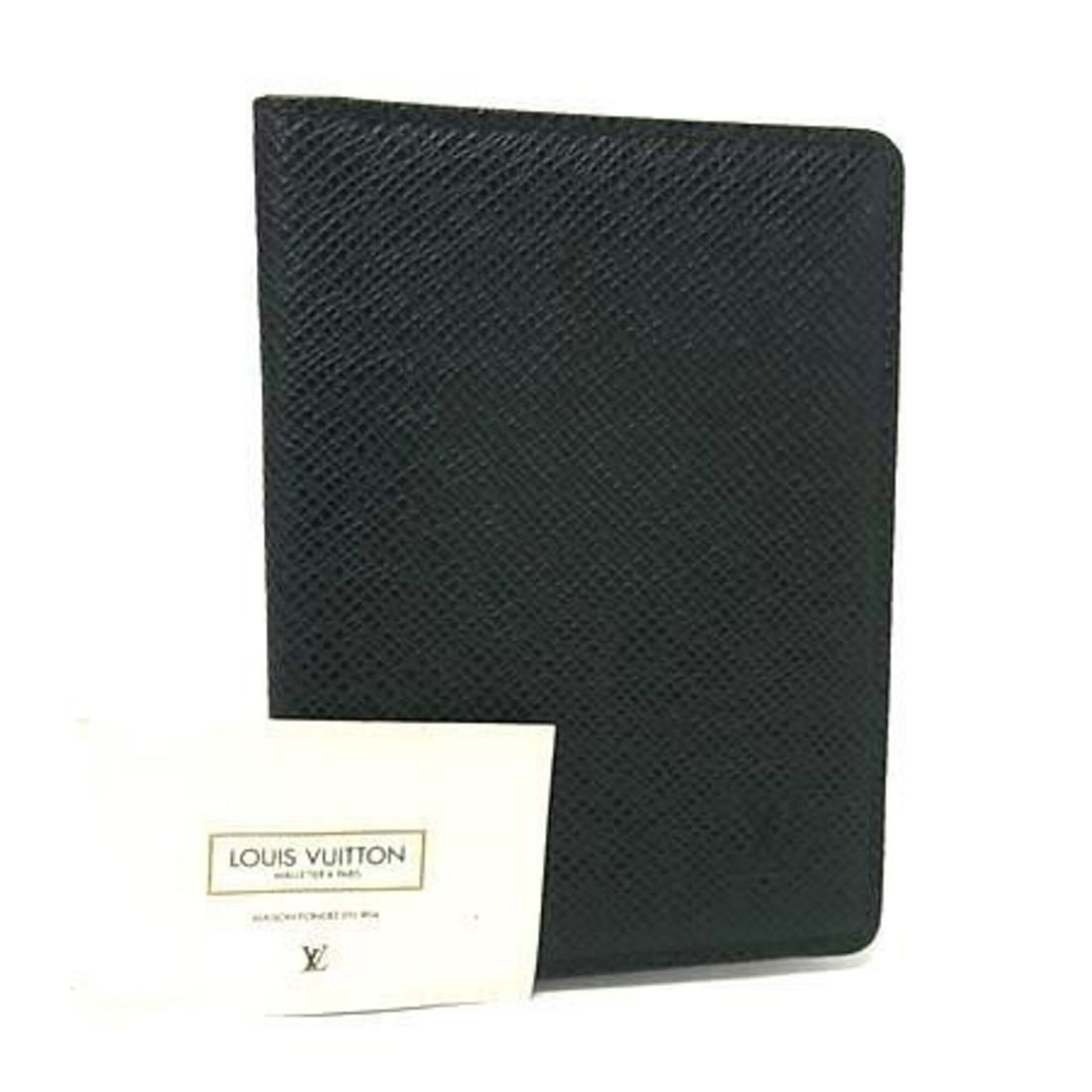 LOUIS VUITTON Card Case Pass Taiga Porte 2 Cartes Vertical M30494 Epicea Leather Men's: --- Catalog ---Category: DesignType: Passport coverColor: EpiseaGender: MenMaterial: Leather Category: GeneralLine: TaigaBrand: Louis VuittonCountry of Origin: FranceCategory: Physical PropertiesSize 