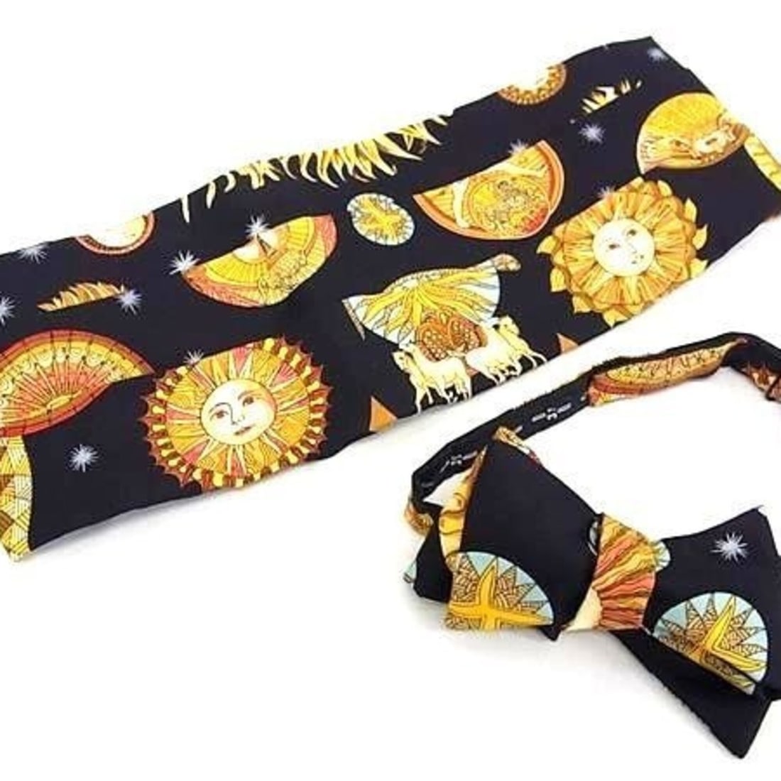HERMES LE ROY SOLEIL (Sun King) Set: Cummerbund and Bow Tie, 2-piece set, Black x Yellow Multicolor: --- Catalog ---Category: SizeWidth: 6cm / 2.36''Total Length: 88cm / 34.64''Category: DesignType: CummerbundColor: Black, Multi-color, YellowGender: MenMaterial: Silk 100%Bow Tie Shape: ButterflyCateg