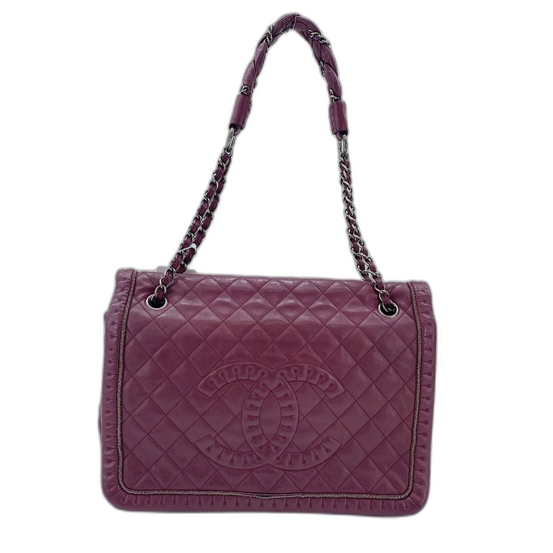 CHANEL Matelassé Handbag, Wine Red: --- Catalog ---Category: SizeHandle Drop: 25.00cm / 9.84''Size (HxWxD): 22cm x 32cm x 10cm / 8.66'' x 12.59'' x 3.93''Category: DesignType: HandbagColor: WineGender: WomenCategory: GeneralLine: Matela