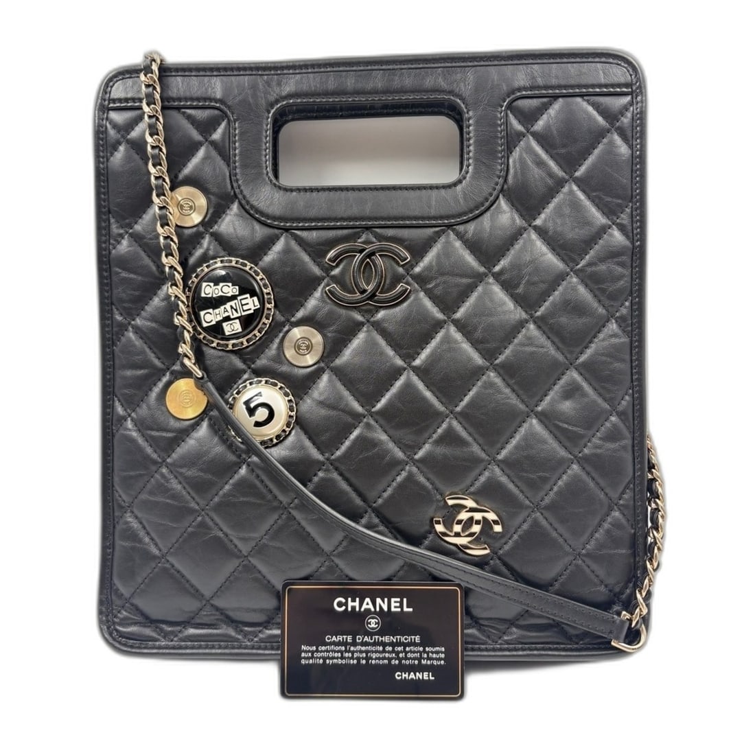 CHANEL Matelassé Handbag, Black: --- Catalog ---Category: SizeSize (HxWxD): 30cm x 27cm x 6cm / 11.81'' x 10.62'' x 2.36''Category: DesignType: HandbagColor: BlackGender: WomenCategory: GeneralBrand: Chanel--- Item List ---Section: C
