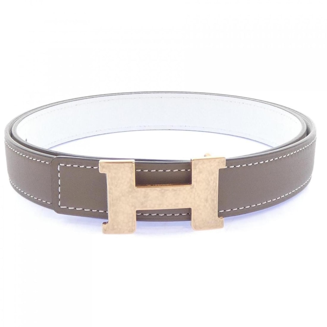 Hermes H Maretray 24mm Reversible Belt: --- Catalog ---Category: SizeWidth: 2.5cm / 0.98''Length: 82.5cm - 87.5cm / 32.48'' - 34.44''Category: DesignType: Standard beltColor: Brown, WhiteGender: WomenCategory: GeneralBrand: Hermes--- Item L
