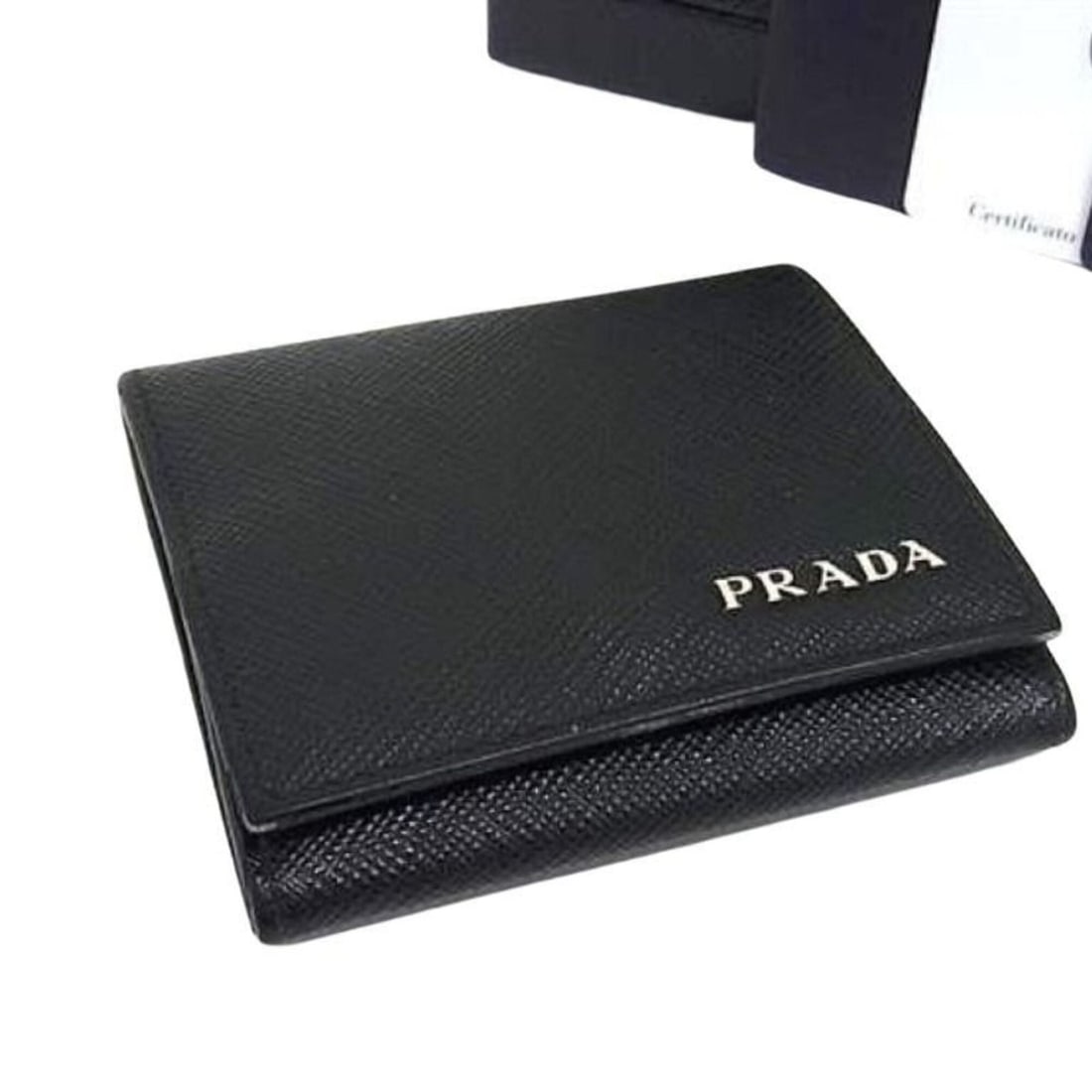 PRADA Coin Case 2MM935 Black Saffiano Leather Men's and Women's: --- Catalog ---Category: SizeSize (HxWxD): 7.4cm x 8cm x 1.6cm / 2.91'' x 3.14'' x 0.62''Category: DesignColor: BlackGender: Men,WomenMaterial: Leather Category: GeneralMPN: 2MM935Brand: PradaCountry