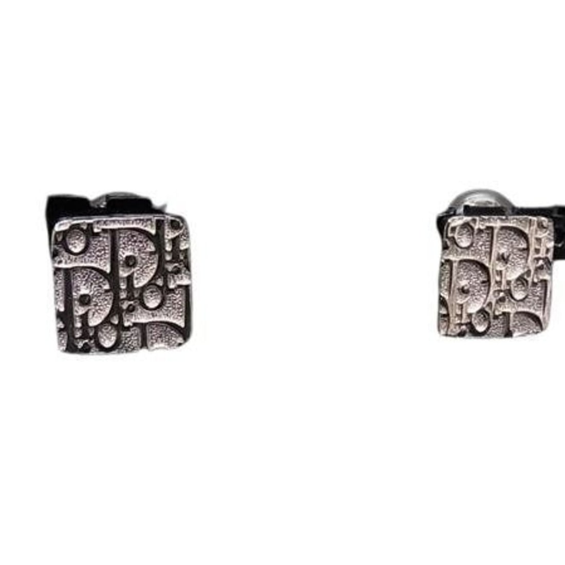 Christian Dior Trotter Square Earrings, Silver Metal, Women's: --- Catalog ---Category: SizeStone Size (HxW): 14.00mm x 14.00mm / 0.55'' x 0.55''Category: DesignType: Clip earringsColor: SilverStyle: FashionGender: WomenMaterial: MetalCategory: GeneralBrand: Chri