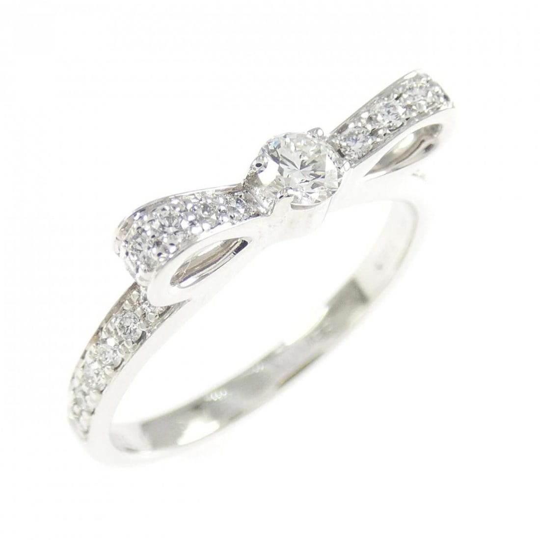 Chanel 1932 Ruban Ring: --- Catalog ---Category: SizeUS Size: 4Brand Size: 47Category: DesignType: Band ringColor: White goldStone: DiamondGender: WomenMaterial: White gold (18K)Category: GeneralMPN: J3412Brand: Chanel--- It