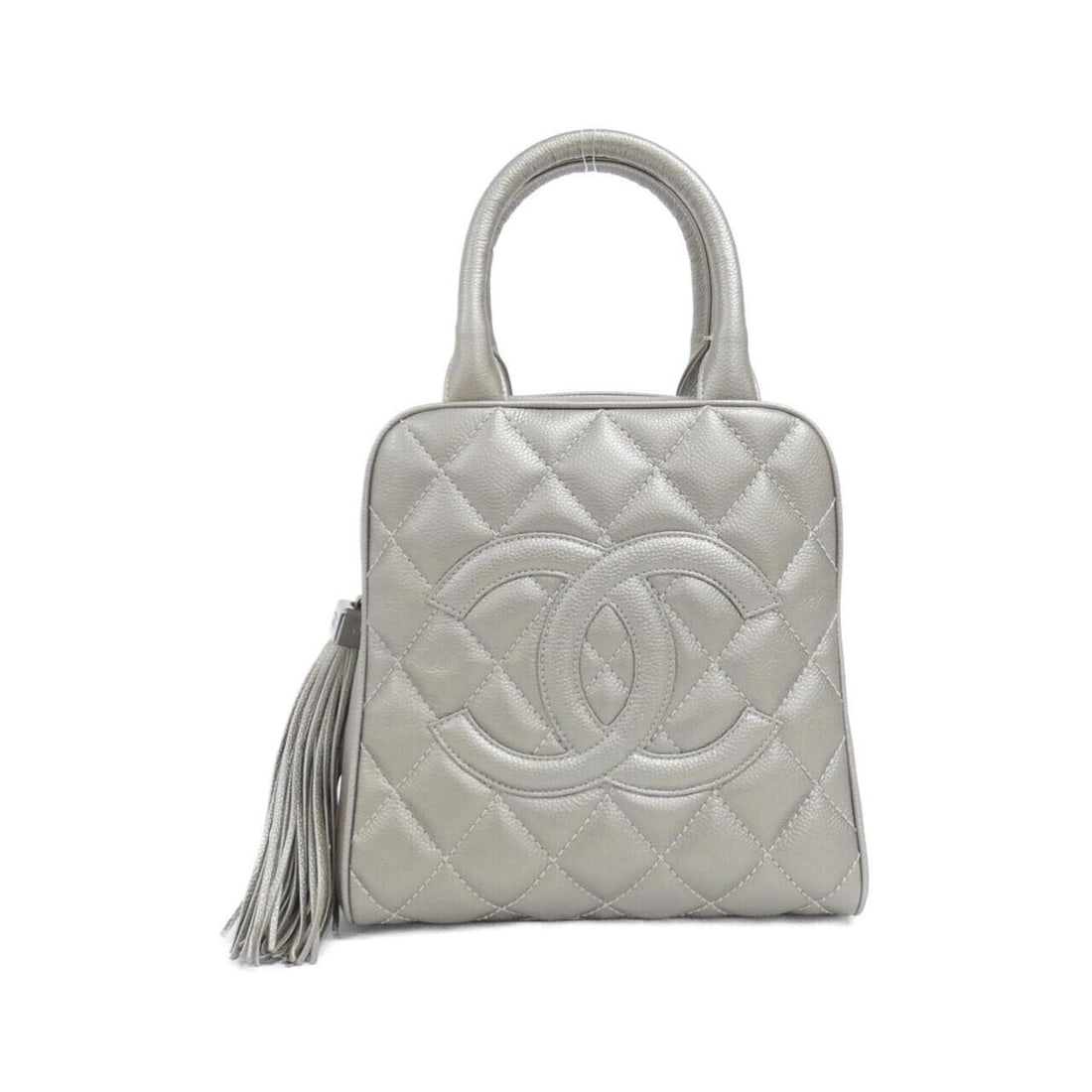 Chanel 27137 handbag: --- Catalog ---Category: SizeSize (HxWxD): 23cm x 22cm x 13cm / 9.05'' x 8.66'' x 5.11''Category: DesignType: HandbagColor: SilverGender: WomenMaterial: Grained Calfskin Category: GeneralMPN: