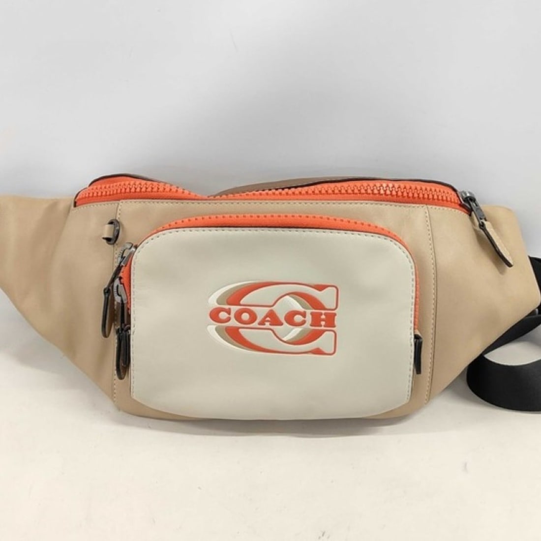 COACH Track Belt Bag CH110 Multicolor Leather Waist for Men and Women: --- Catalog ---Category: SizeSize (HxWxD): 17cm x 40cm x 6cm / 6.69'' x 15.74'' x 2.36''Category: DesignType: Fanny pack, Sling bagColor: Multi-colorGender: Men,WomenMaterial: Leather Category: Genera