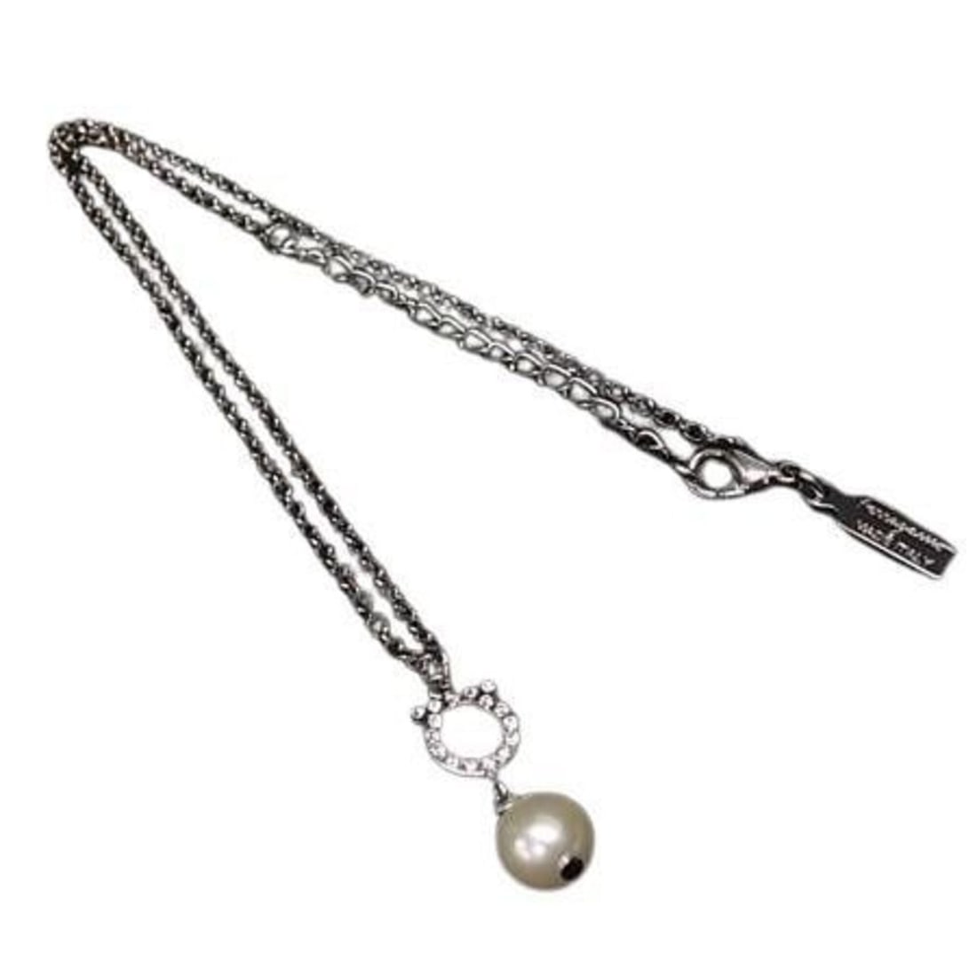 Salvatore Ferragamo necklace, Gancini design, silver metal, faux pearl, rhinestones, women's.: --- Catalog ---Category: SizePendant Size: 2.5mm x 0.9mm / 0.09'' x 0.03''Neck Circumference: 49 cm / 19.29''Category: DesignColor: SilverGender: Women,MenMaterial: Artificial pearl, Metal, Rhinestone