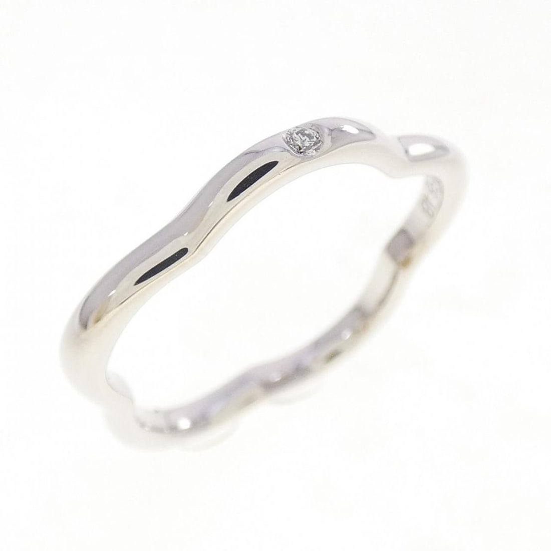 Chanel Camellia 1P Ring: --- Catalog ---Category: SizeUS Size: 4.5Brand Size: 48Category: DesignType: Band ringStone: DiamondGender: WomenMaterial: White gold (18K)Category: GeneralMPN: J3219Brand: Chanel--- Item List