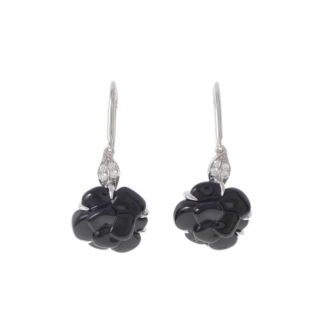 Chanel Camellia Earrings: --- Catalog ---Category: SizeSize (HxWxD): 17.10mm x 12.20mm / 0.67'' x 0.48''Category: DesignType: Stud earringsStone: Diamond, OnyxGender: WomenMaterial: White gold (18K)Category: GeneralBrand:
