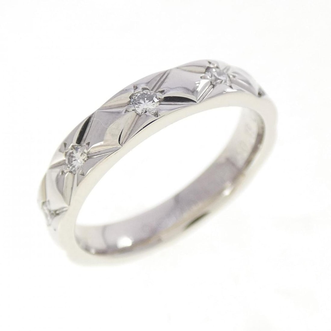Chanel Matelassé Large Ring: --- Catalog ---Category: SizeUS Size: 4.5Brand Size: 48Category: DesignType: Band ringStone: DiamondGender: WomenMaterial: Platinum 950Category: GeneralMPN: J1651Brand: Chanel--- Item List